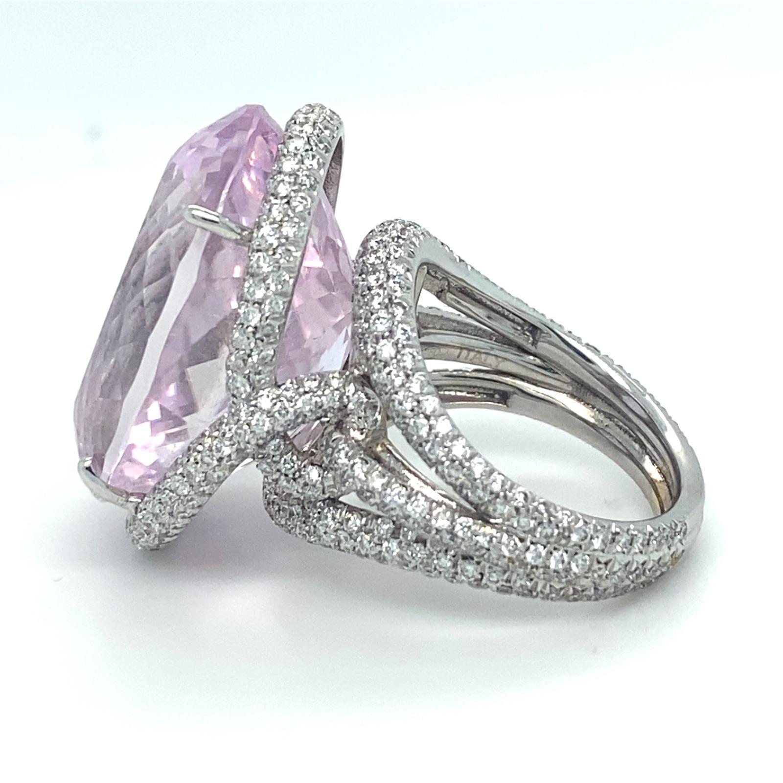 Roberto Casarin Ring aus 18 Karat Weißgold mit Kunzit und Diamanten (Sz 6,75) und Ohrring Set (Ovalschliff) im Angebot