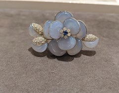 Roberto Casarin 18kt WG Blumenbrosche mit Chalcedon:: Diamanten und blauem Saphir