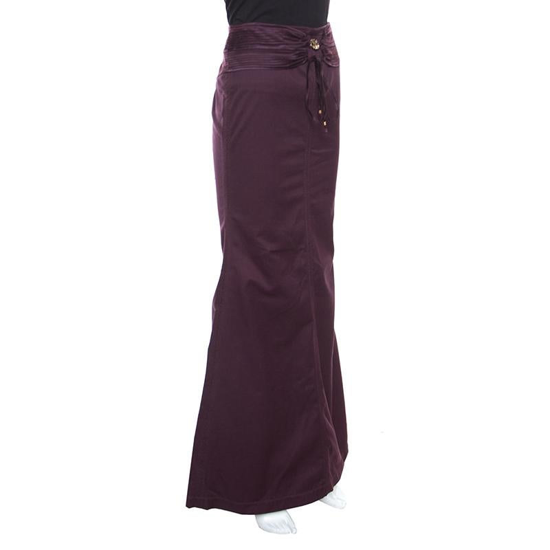 Chic, stylish and very modern, this maxi skirt from Roberto Cavalli is sure to make you stand out and win compliments from one and all! Royal in purple, this skirt is made of a cotton blend and features a flared silhouette. It flaunts a self-tie and