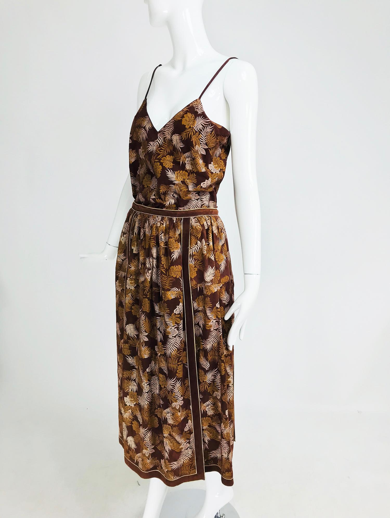 Roberto Cavalli 1970s printed suede top and skirt set rare to find. Roberto Cavalli came from an artistic family and studded at the Academy of Art in Florence, he decided not to become a painter, instead experimenting by applying painterly