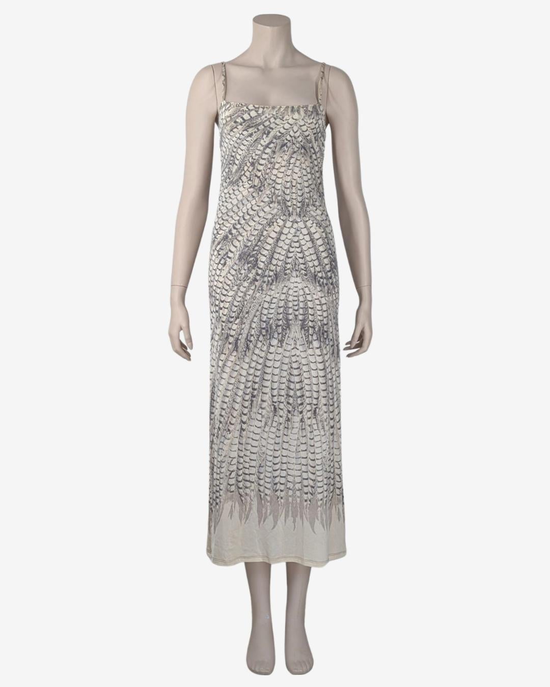 Roberto Cavalli Collection 1999 maxi abito bodycon con stampa di piume. 

. Abito a spaghetti con scollatura a goccia
. Sfoderato
. Maxi abito lungo
. Modello animale 
. Reggiseno a rete incorporato

La taglia si adatta alla XS / S con coppa A B
