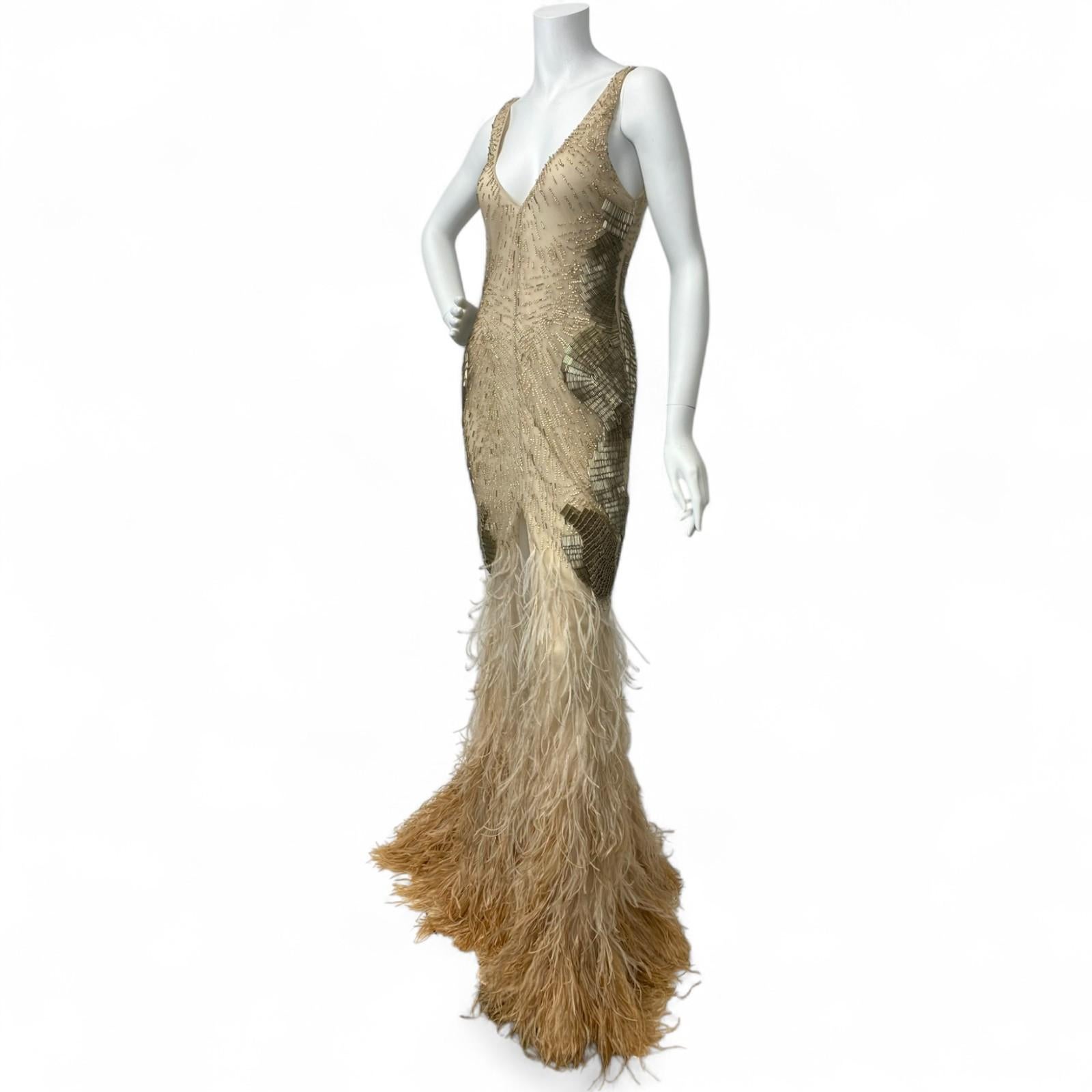 Este vestido de Roberto Cavalli, un opulento espectáculo de principios de la década de 2000, capta la fusión de glamour, sensualidad e intrincada artesanía característica del diseñador.

El vestido presenta un cuerpo de cuentas expertas en