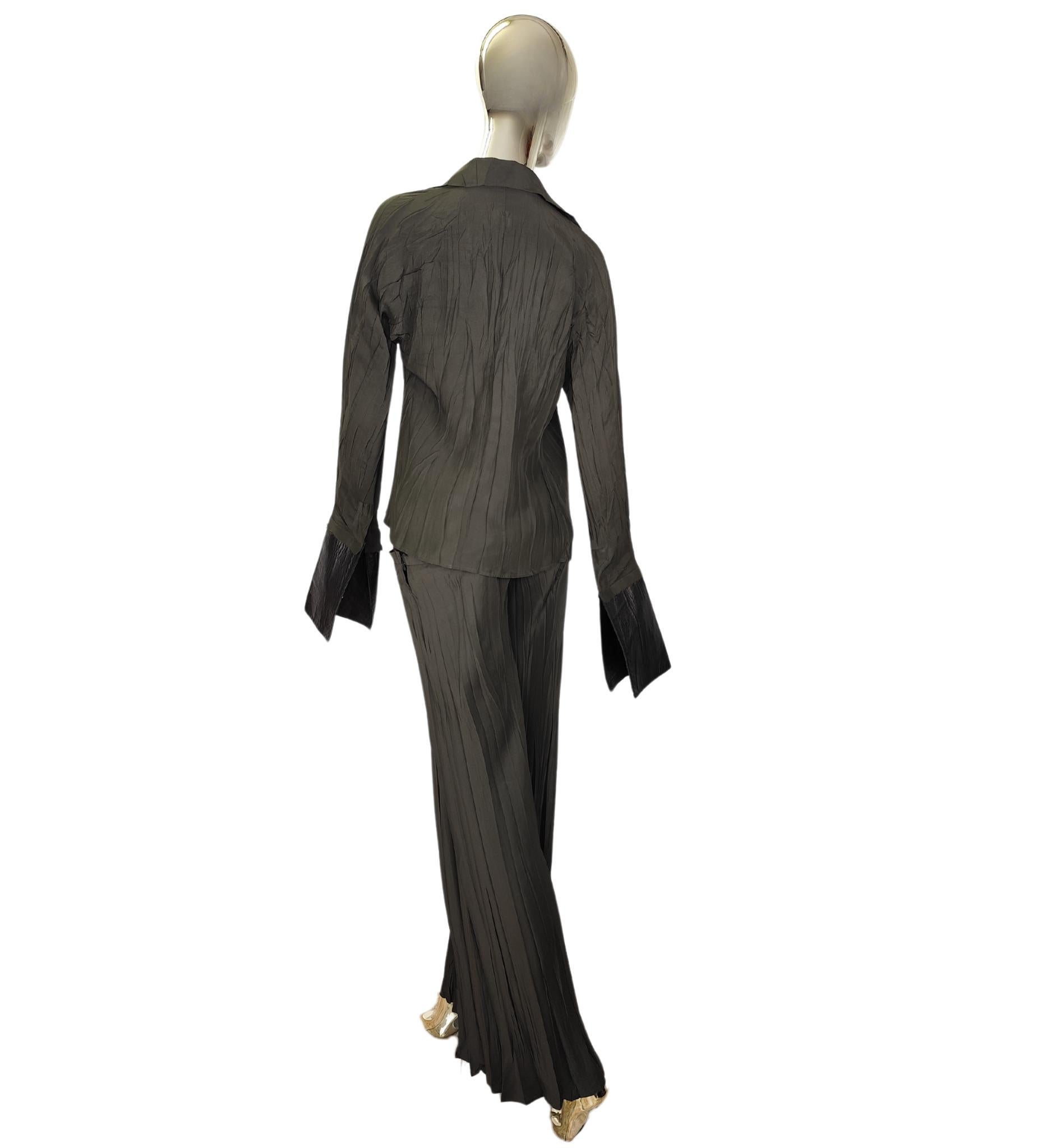 Roberto Cavalli shirt and low waisted pants set
Early 2000s
Green silk and brown leather

No size and composition label
Shirt measurements:
bust flat 102 cm - 40 in
length 61 cm - 24 in
sleeves length 81 cm - 32 in

Pants measurement:
hips 84 cm -