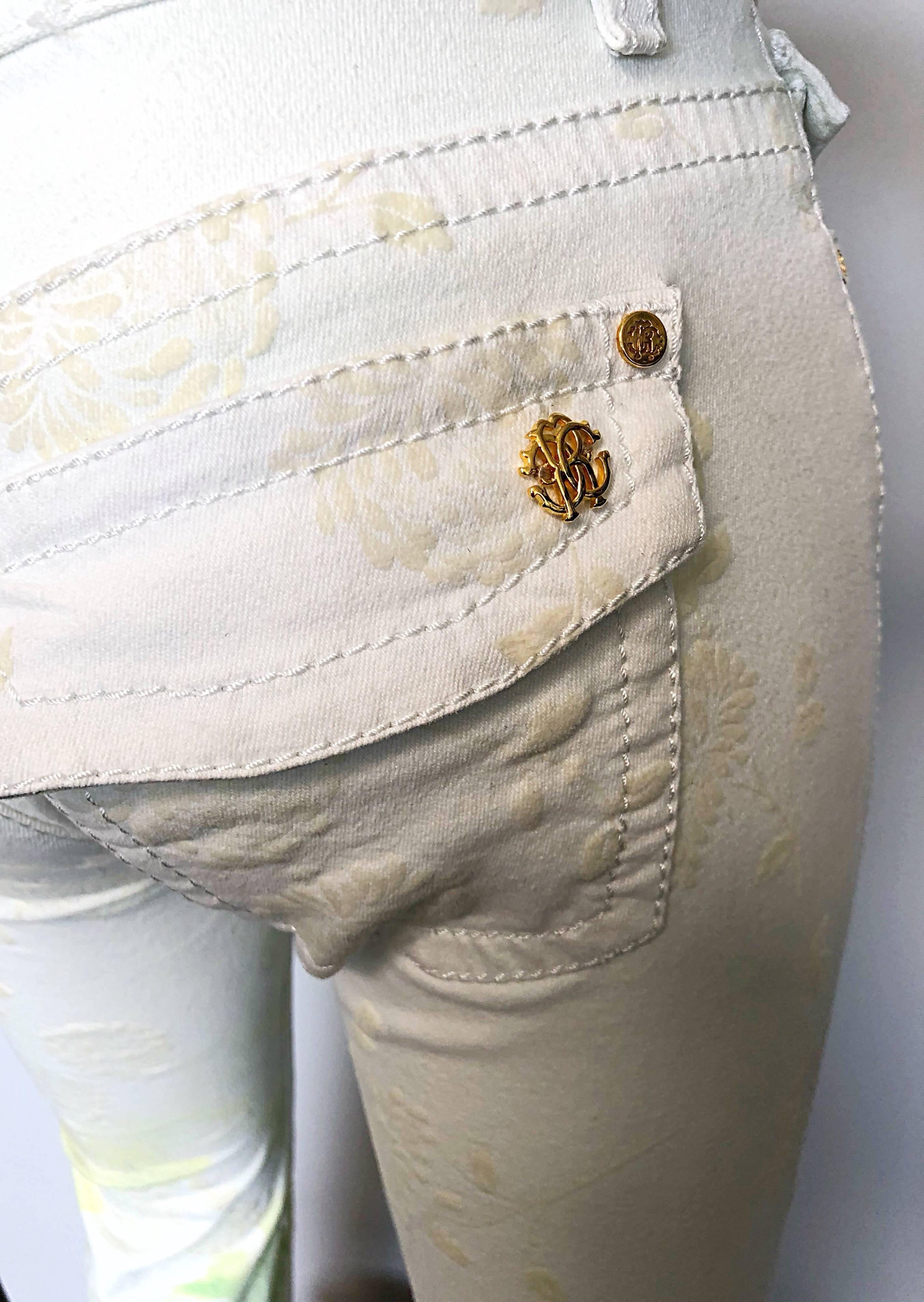 Pantalon JeanS Roberto Cavalli des années 2000, taille basse, blanc, vert et jaune, coupe bottes Excellent état - En vente à San Diego, CA