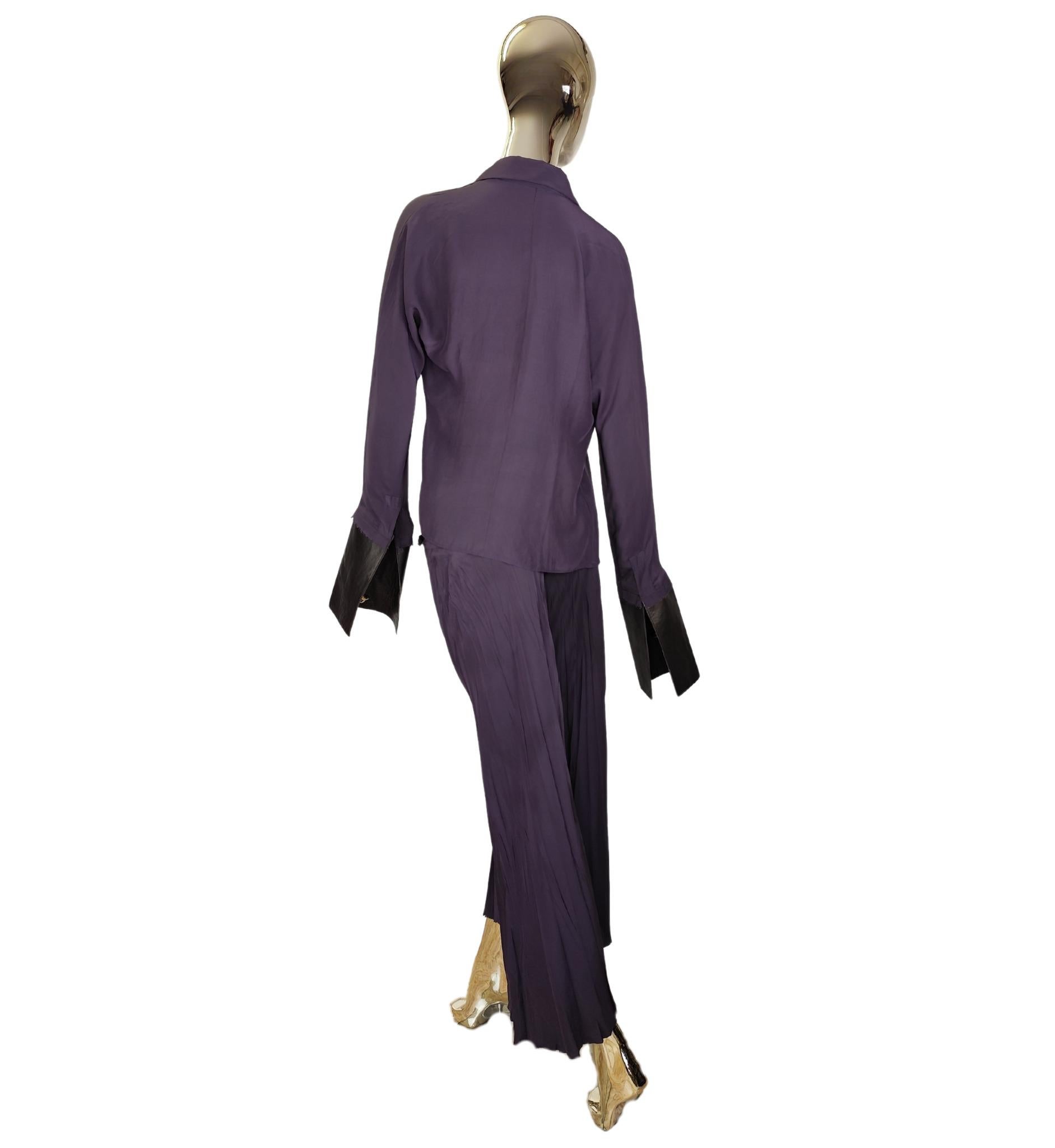 Roberto Cavalli shirt and low waisted pants set
Early 2000s
Purple silk and brown leather

No size and composition label
Shirt measurements:
bust flat 102 cm - 40 in
length 61 cm - 24 in
sleeves length 81 cm - 32 in

Pants measurement:
hips 84 cm -