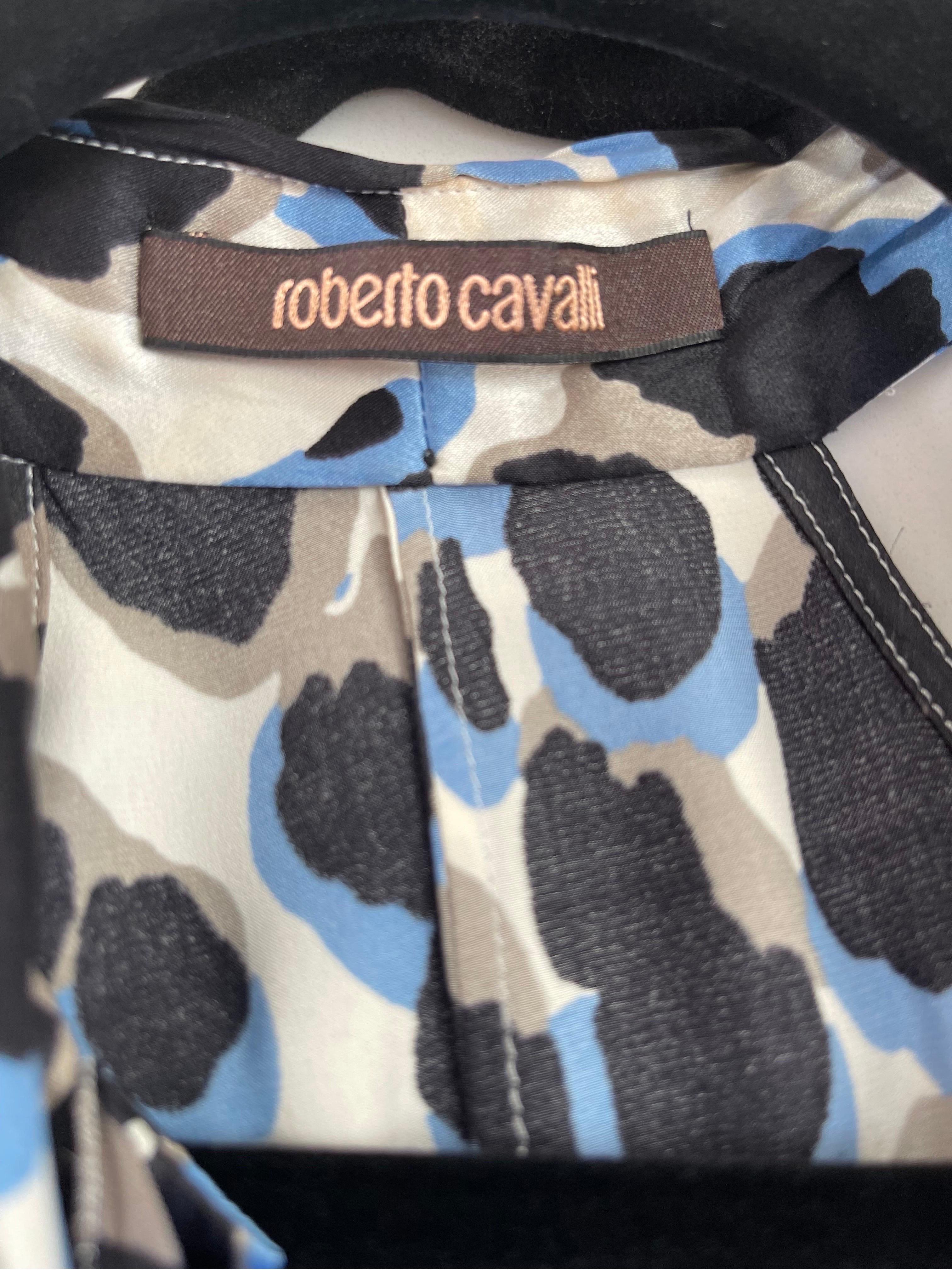 Wunderschönes, nie getragenes ärmelloses Seidenhemd aus den frühen 2000er Jahren von ROBERTO CAVALLI mit blauem Leoparden-Tierprint! Blau, Grau, Taupe, Schwarz und Weiß mit dem charakteristischen Roberto Cavalli-Logo, das sporadisch eingekritzelt