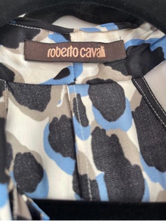 Roberto Cavalli, chemisier sans manches à volants bleu léopard, taille 44/US 8, années 2000