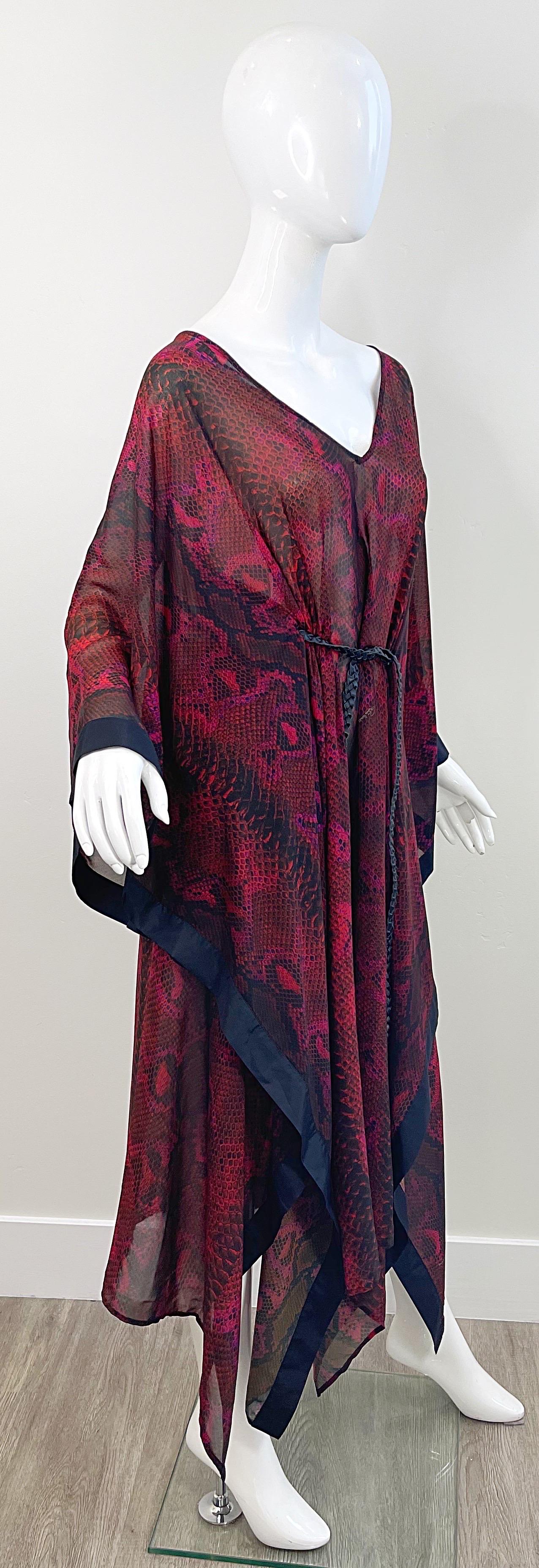 Roberto Cavalli 2000s Piel de serpiente Animal Print Magenta Borgoña Negro Caftán Vestido en venta 8