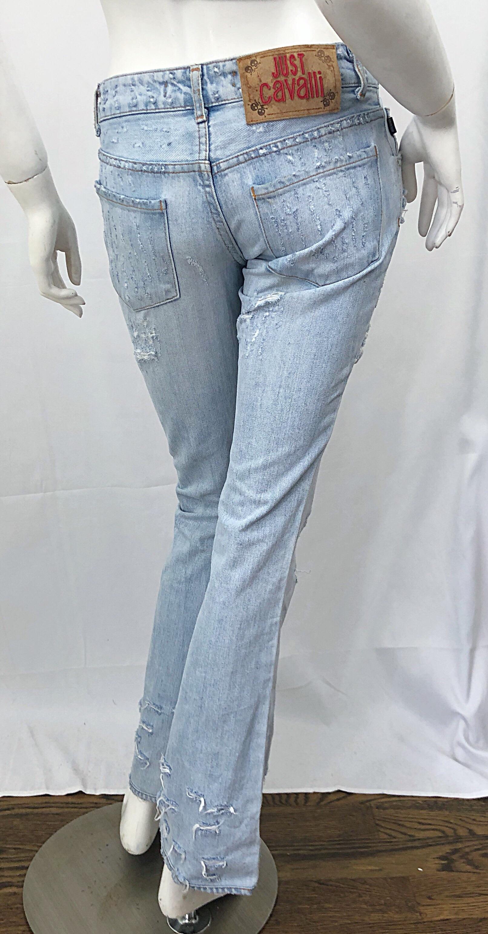 Roberto Cavalli blaue Jeans im Steinwash-Stiefelschliff mit Strasssteinskulpturen, 2000er Jahre, Gr 24 im Zustand „Hervorragend“ im Angebot in San Diego, CA