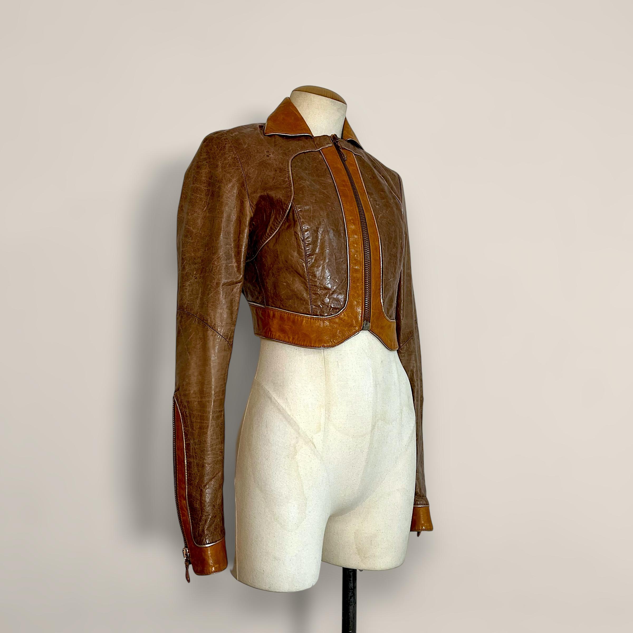 Une veste en cuir Roberto Cavalli de la Collectional 2002, portée par Bella Hadid. Les vestes d'East West Musical Instruments sont réputées pour leur style distinctif et leurs conceptions uniques. En particulier, la veste Roberto Cavalli de 2002