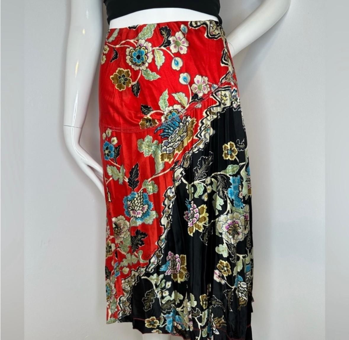 Rare Roberto Cavalli 2003 chinoiserie silk skirt 
Red black and gold motifs 

Size L 
Elastic band
Approx. flat measure mats:
Waist 14. 5 inches 
Length: 26.5 

Great vintage condition.