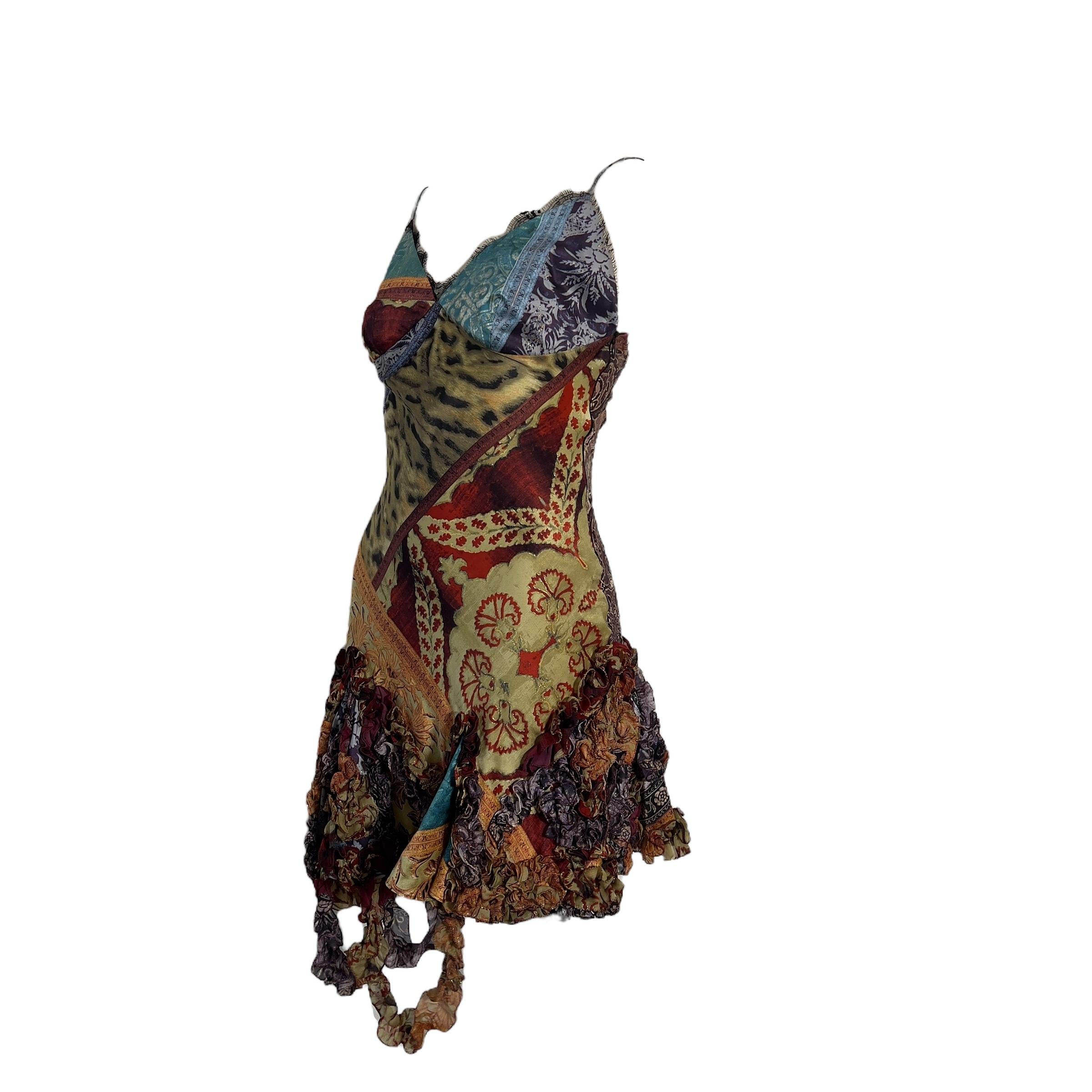 Vintage Mini robe en soie de Roberto Cavalli de la collection Automne-Hiver 2004. Cette robe en soie imprimée brocart rouge, léopard et or métallisé présente un corsage à ruchés asymétriques et une mini-jupe à volants avec ourlet effiloché. Parfait