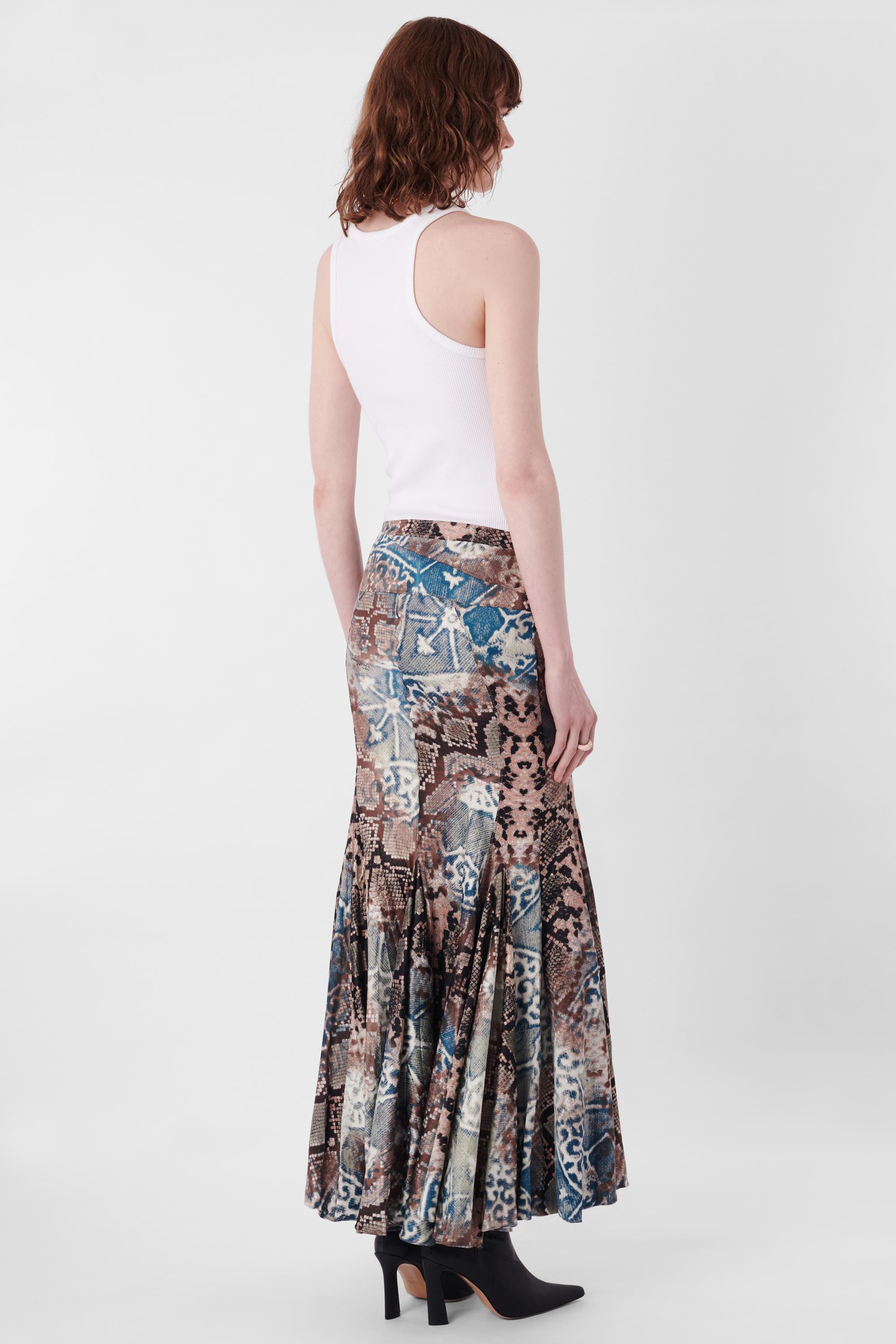 We are excited to present this Roberto Cavalli 2005 maxi skirt. Features fishtail silhouette, maxi length, contrasting python print and seaming detail at the waistband. In excellent vintage condition. Authenticity Guaranteed.

Label Size: 40