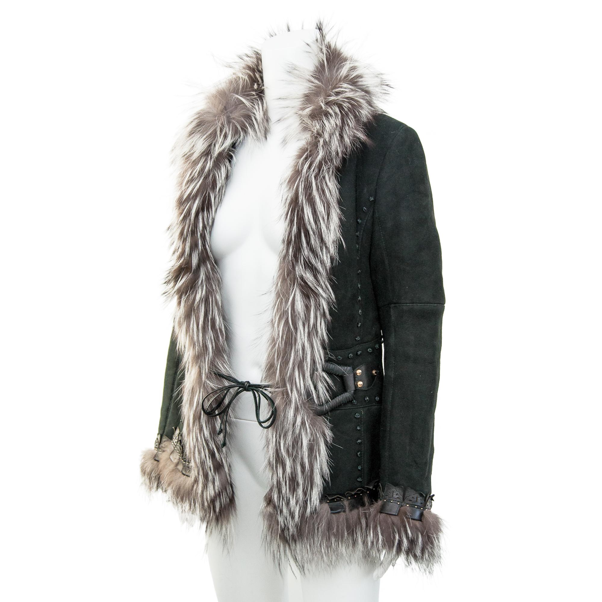Ruder Than The Rest presenta: Chaqueta boho chic de ante con ribete de piel de zorro plateada de la colección Roberto Cavalli otoño-invierno 2006.

Se trata de un diseño con muchos detalles, y todos colaboran para crear esta obra maestra. 

El