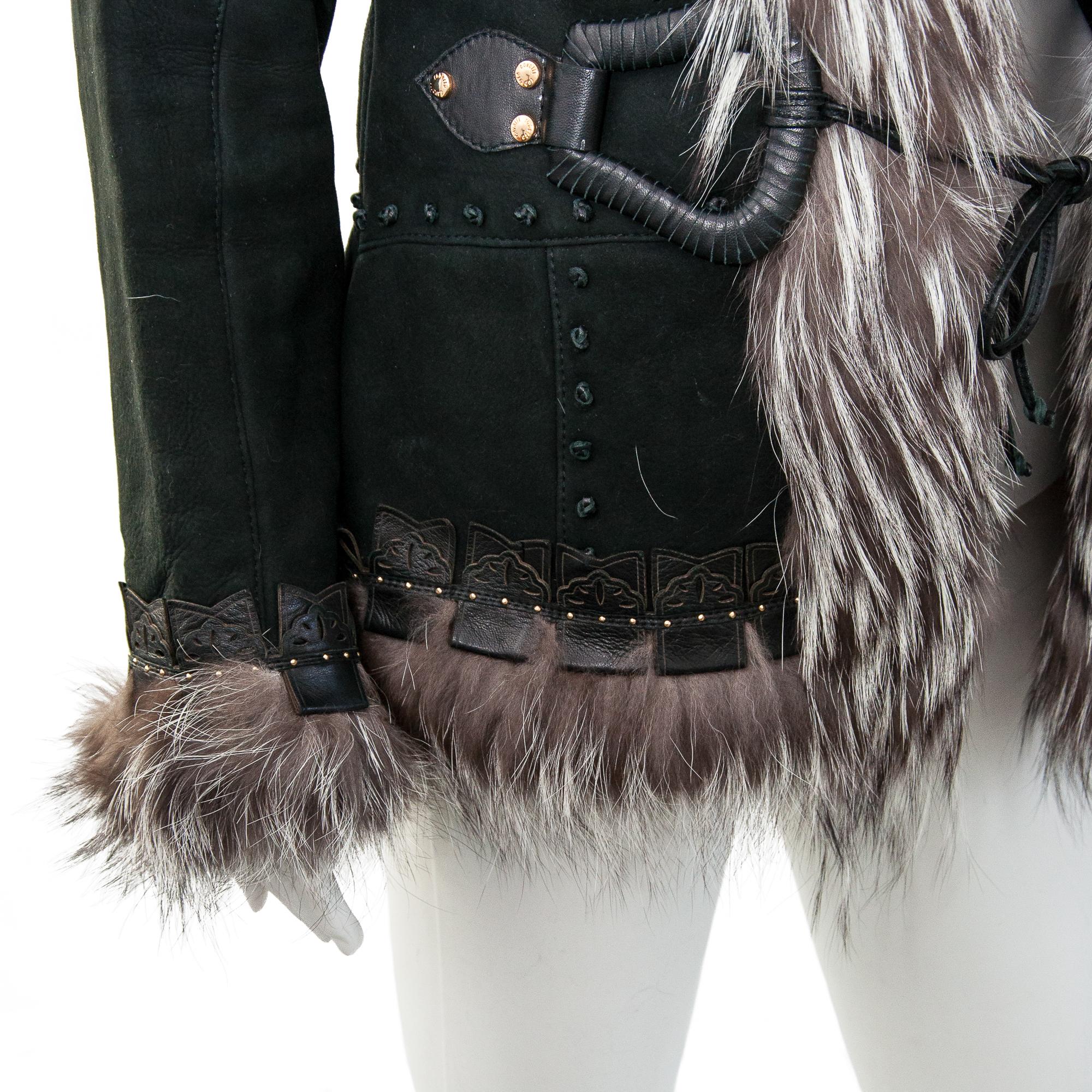 Roberto Cavalli 2006 Chaqueta de ante negro y piel de zorro plateada talla 42 en venta 3
