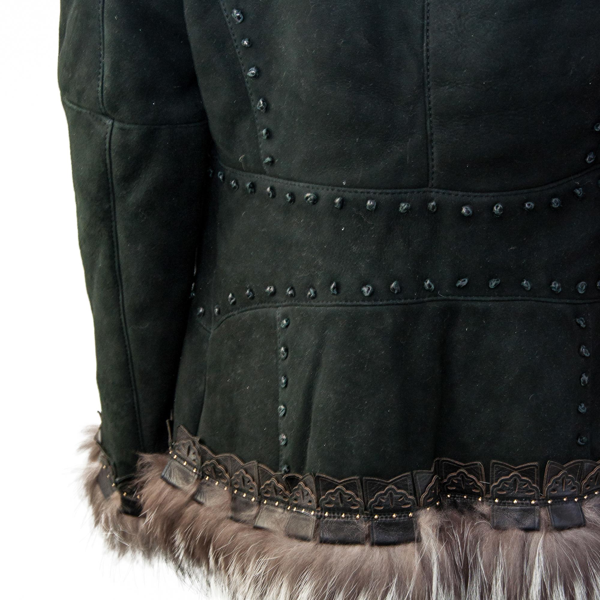 Roberto Cavalli 2006 Chaqueta de ante negro y piel de zorro plateada talla 42 en venta 4