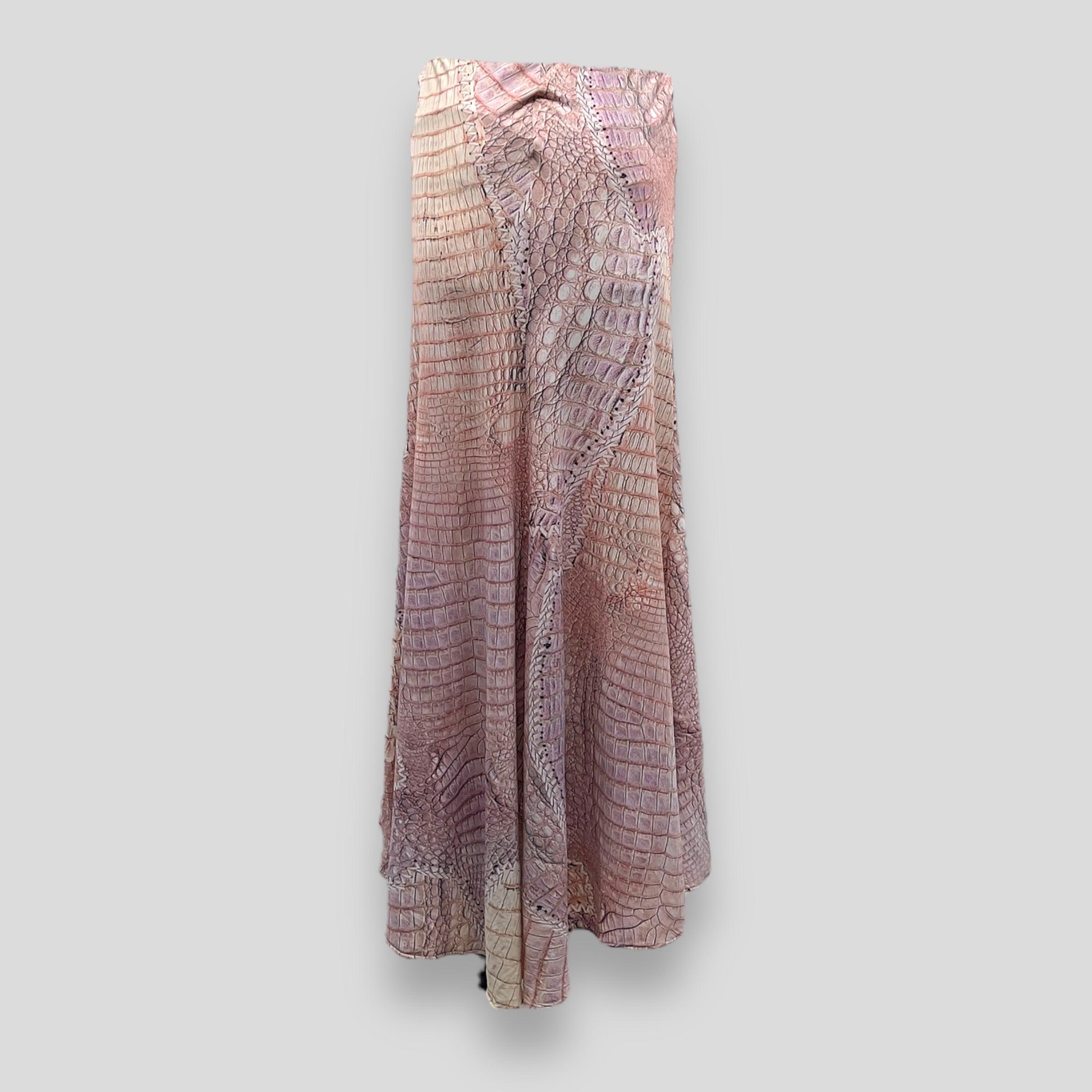 Falda larga de seda con estampado de cocodrilo de la colección 2011 de Roberto Cavalli.

La colección Primavera/Verano 2011 de Roberto Cavalli, presentada durante la Semana de la Moda de Milán, fue una vibrante celebración de la opulencia y la