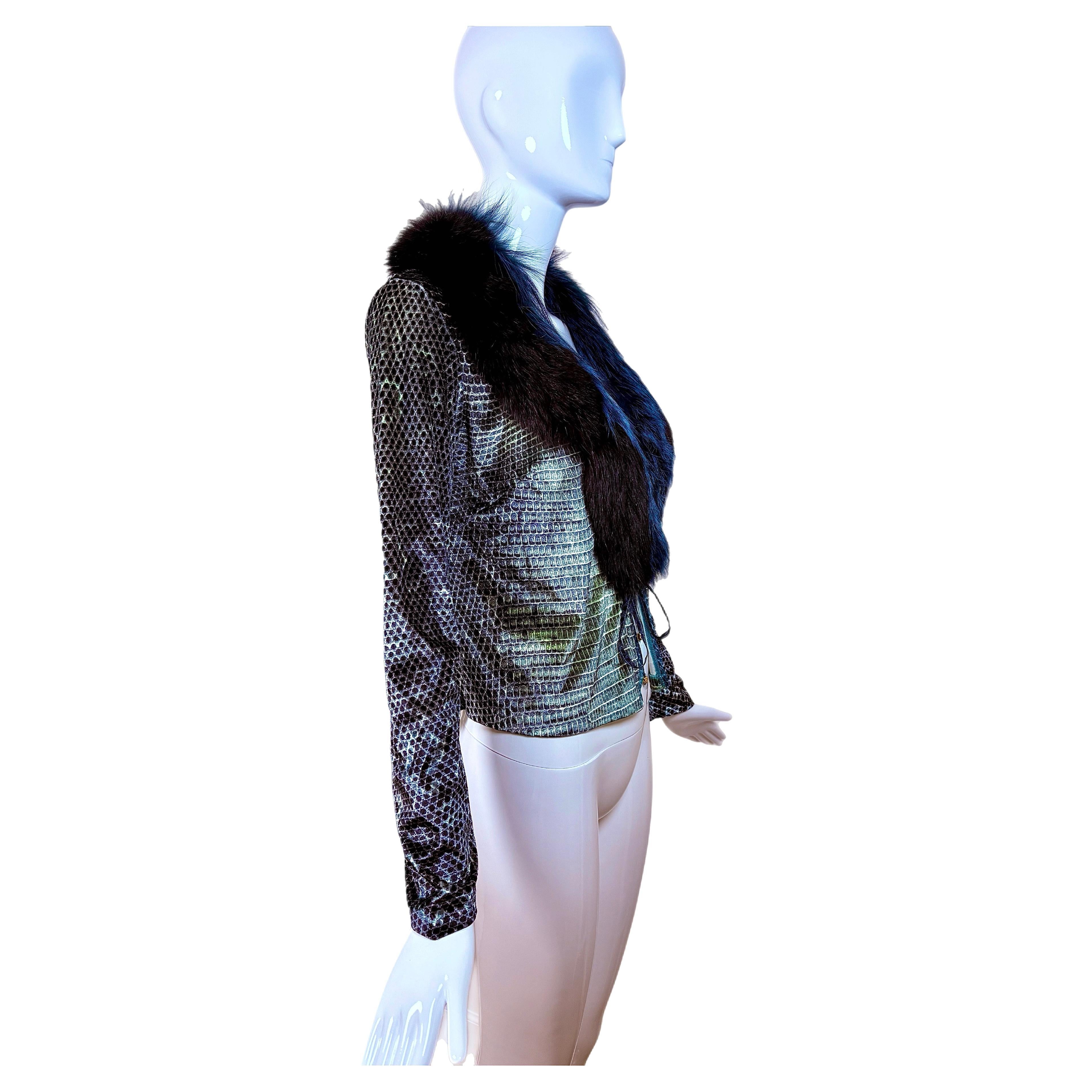 SOLO USA perché la VERA PELLICCIA non può passare la dogana
Acquista solo se risiedi negli Stati Uniti
Roberto Cavalli
99/00
Vintage
Cardigan aperto con cravatta
Collare di pelliccia nera + blu elettrico
Velluto leggero blu verde ombreggiato stampa