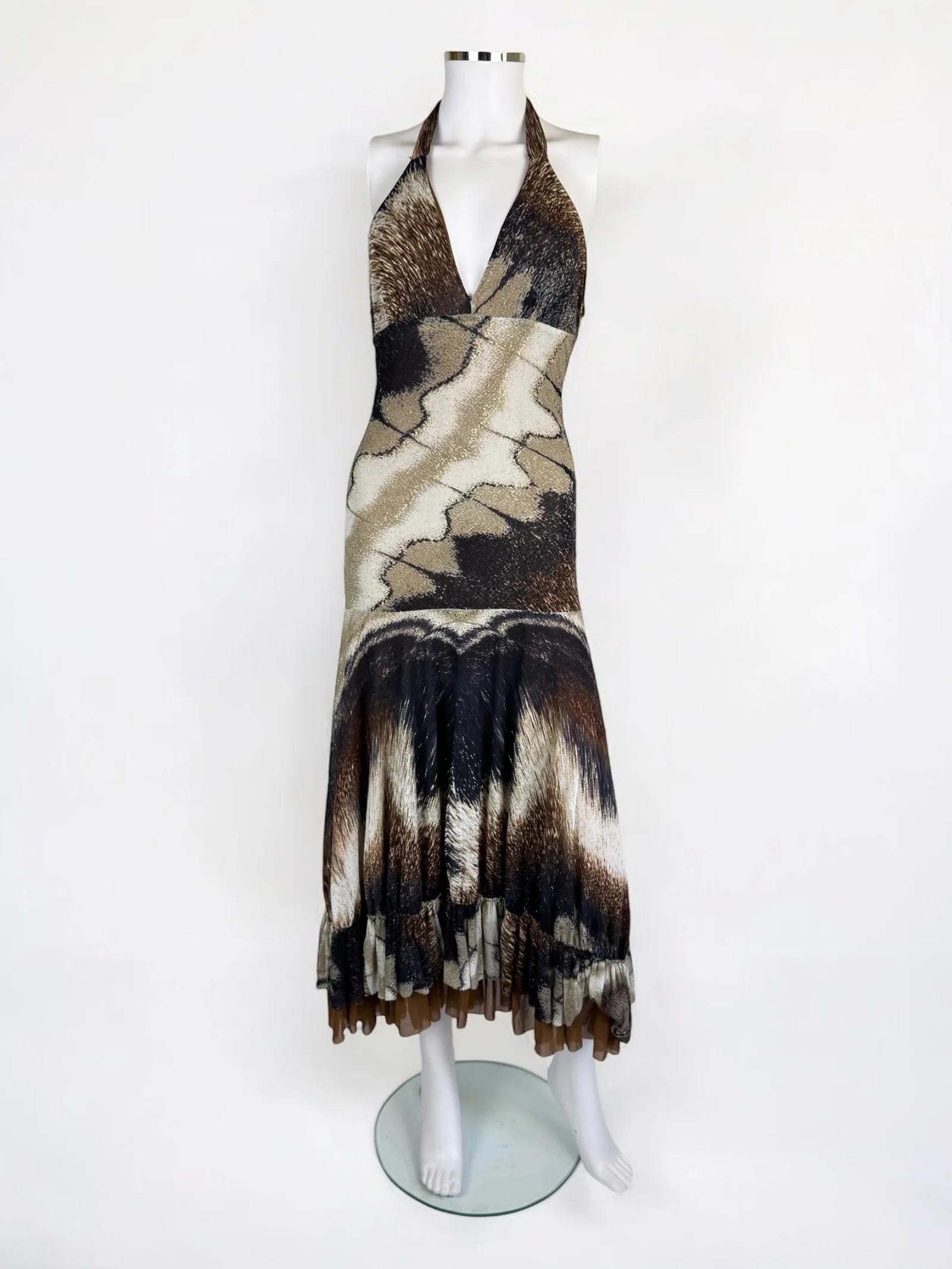 Roberto Cavalli Class Label, abito a collo alto con stampa astratta, circa 2004
Toni di beige, marrone, oro e blu scuro
Laccio sul retro per una vestibilità regolabile
Lunghezza media con orlo arricciato
Schiena bassa
Buone condizioni vintage -