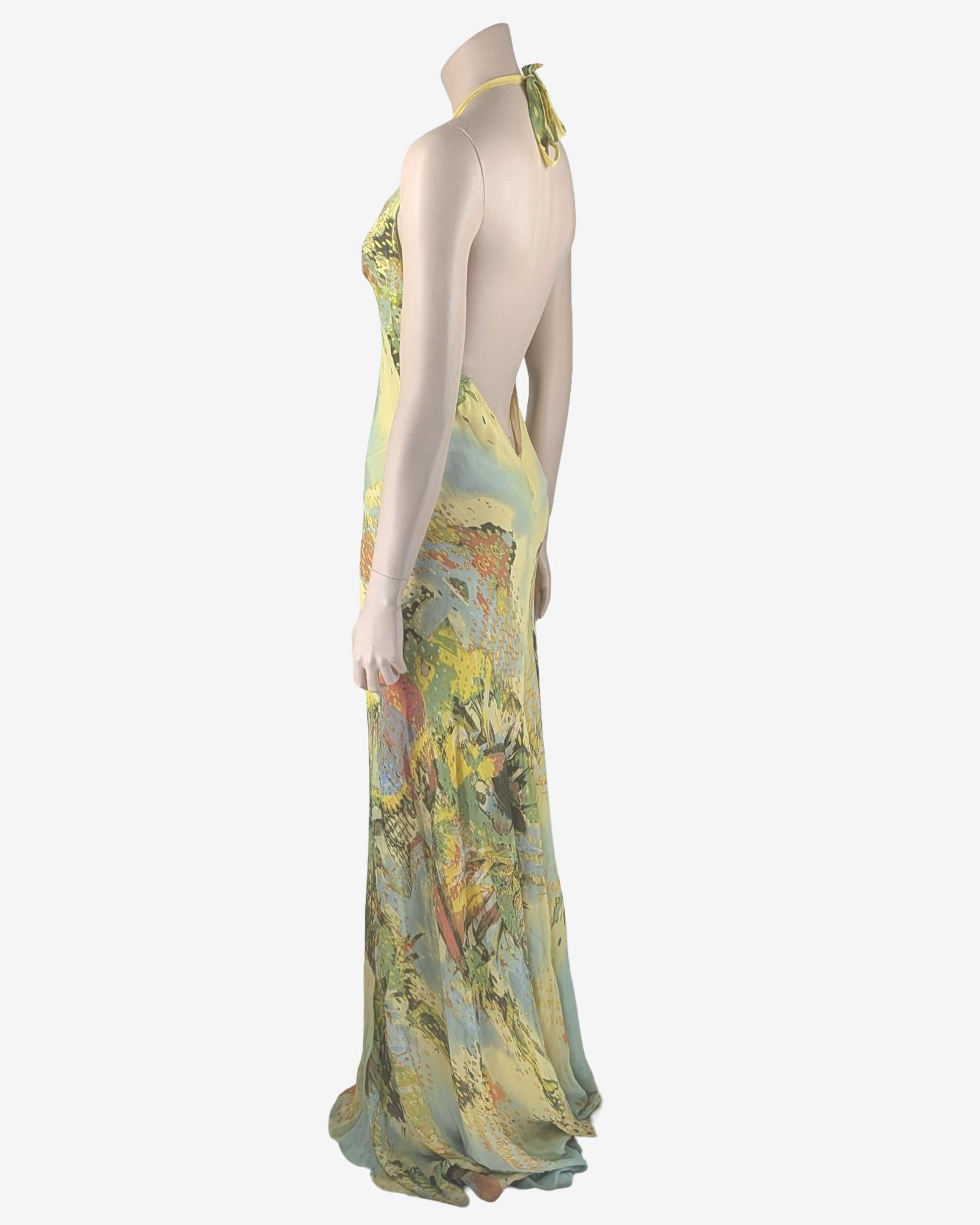 Ce modèle Roberto Cavalli est un exemple frappant du mélange de luxe et de design audacieux propre à la marque.
Confectionné dans une soie légère et fluide.
La robe présente un décolleté dos nu qui se noue élégamment dans le cou, créant ainsi une