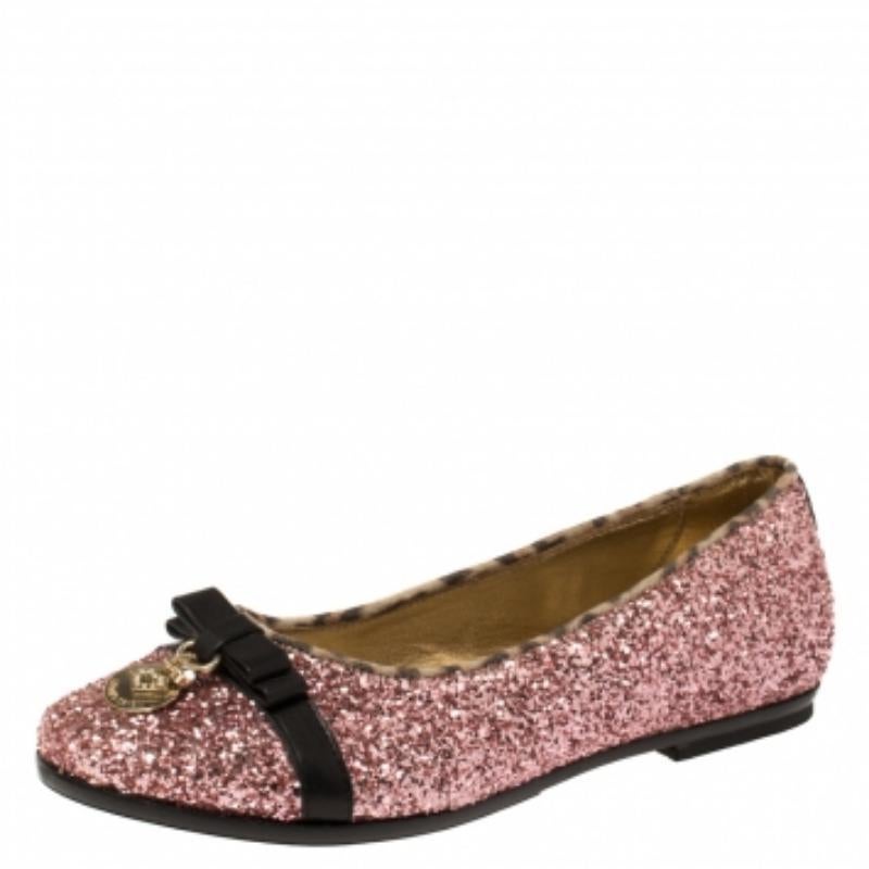 This bright pink pair by Roberto Cavalli Angels is just what you need to grace your look. Crafted with glitter, this pair comes with a gold-tone brand logo on the counters and snug insoles carrying the brand label. These loafers are complete with