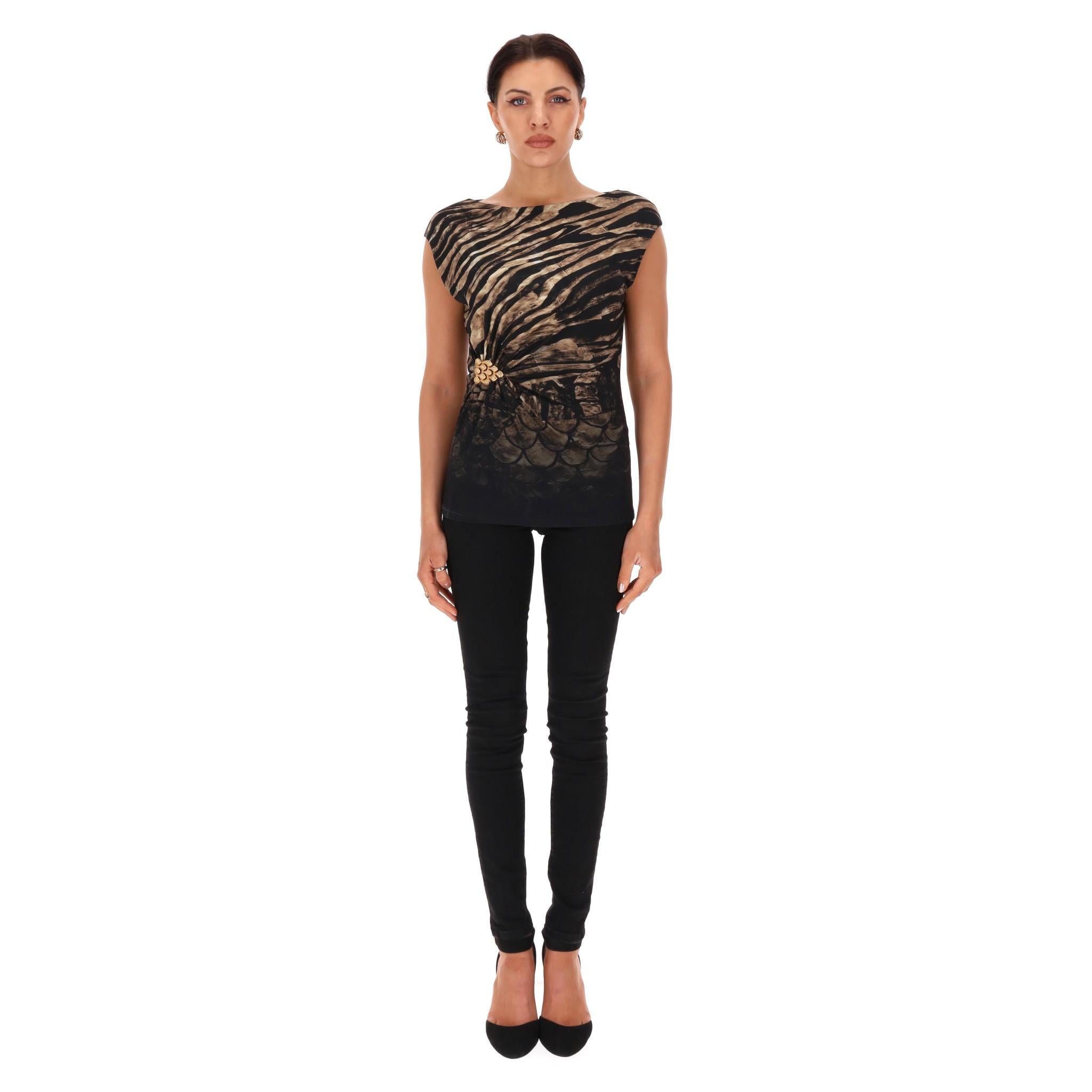 Roberto Cavalli Top fruncido con estampado animal y detalle de hebilla

Top negro de manga corta diseñado con estampados de tigre y serpiente marrones.

Con cintura fruncida y detalle de hebilla decorativa dorada en el lateral.

Escote barco y