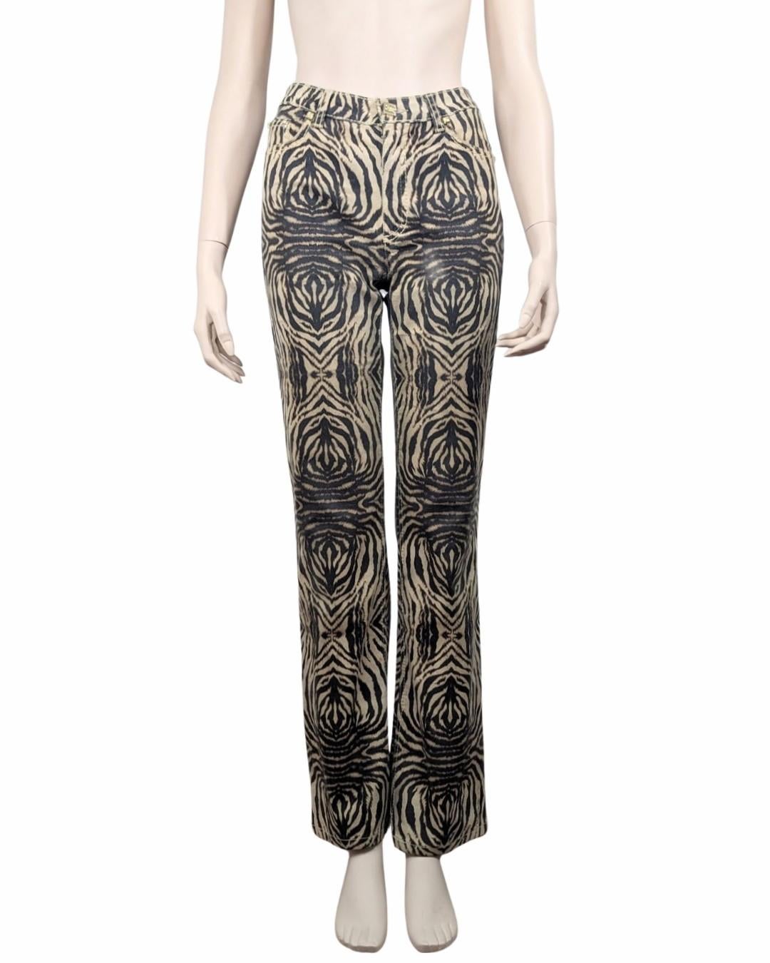 Roberto Cavalli animal print jeans. Circa 2000s.

. High waist
· Slightly flared jeans
· Gold jewelry buttons

Size Fits XS to S 36FR

Flat measurements : 

Waist : 35 cm
Hips : 47 cm
Inseam : 80 cm
Front rise : 24 cm
Length : 105 cm

Colors : Brown