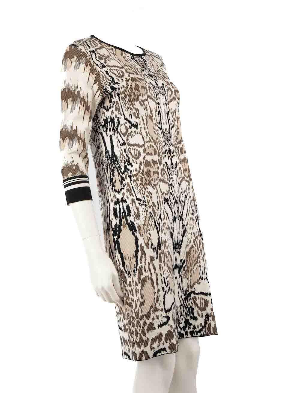 El ESTADO es Muy bueno. El vestido presenta un desgaste mínimo. Ligeras marcas en la parte delantera inferior izquierda, en la parte delantera inferior central y en la manga izquierda de esta prenda usada de reventa del diseñador Roberto Cavalli.
 
