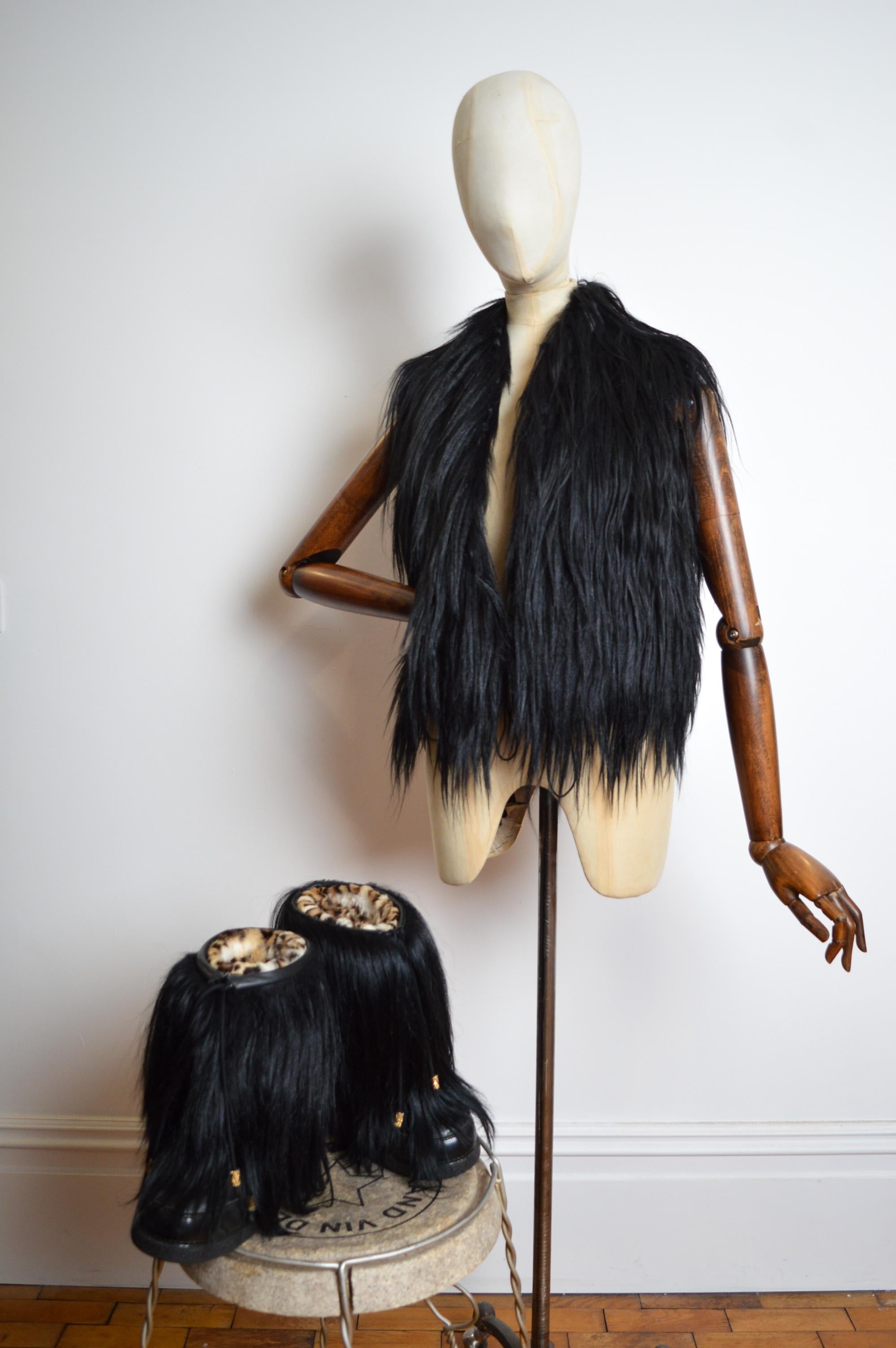 Roberto Cavalli Archival Chaleco de esquí de piel de cabra Kidassia negro y botas de nieve a juego en venta 9
