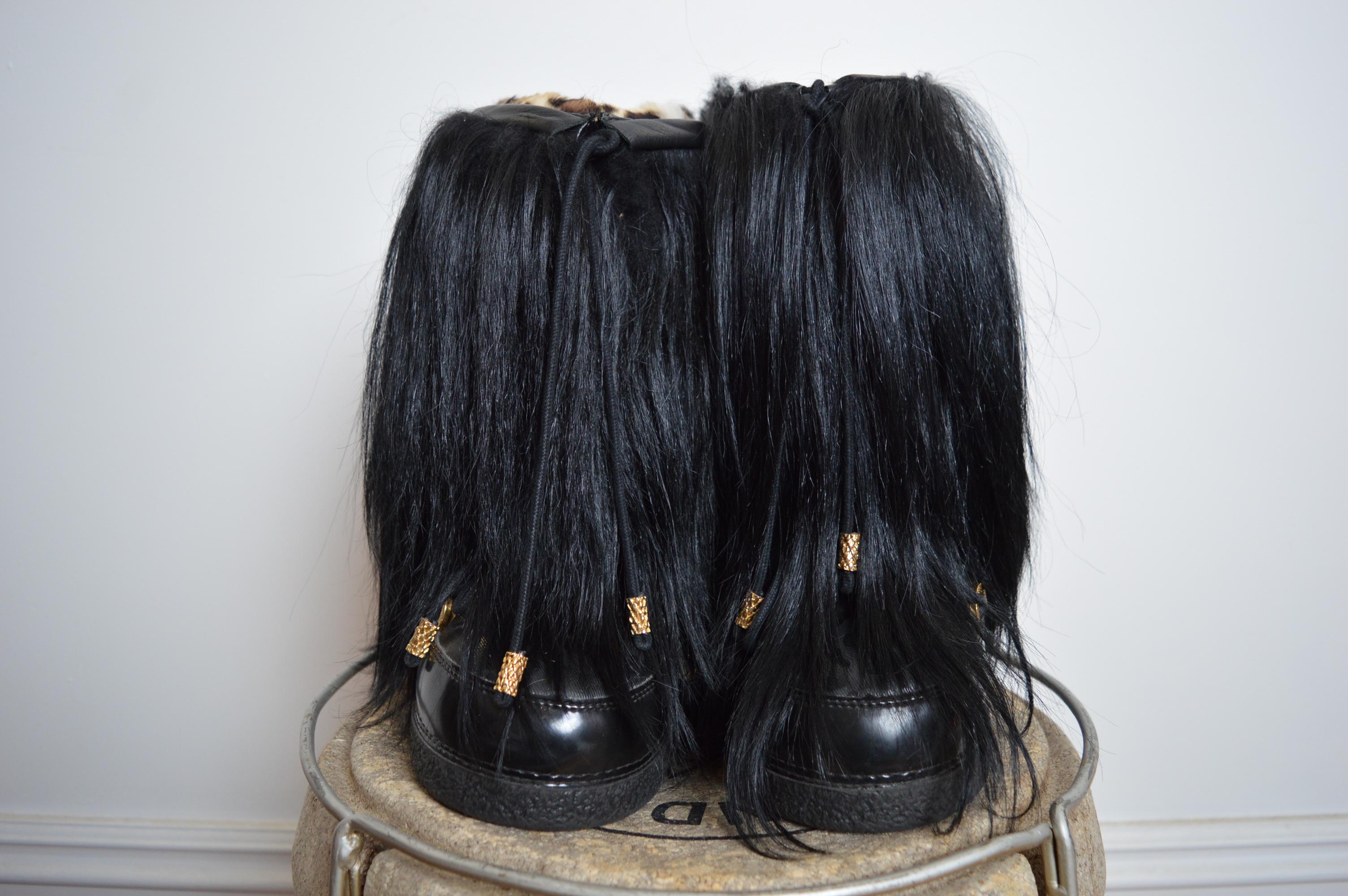 Roberto Cavalli Archival Chaleco de esquí de piel de cabra Kidassia negro y botas de nieve a juego en venta 12