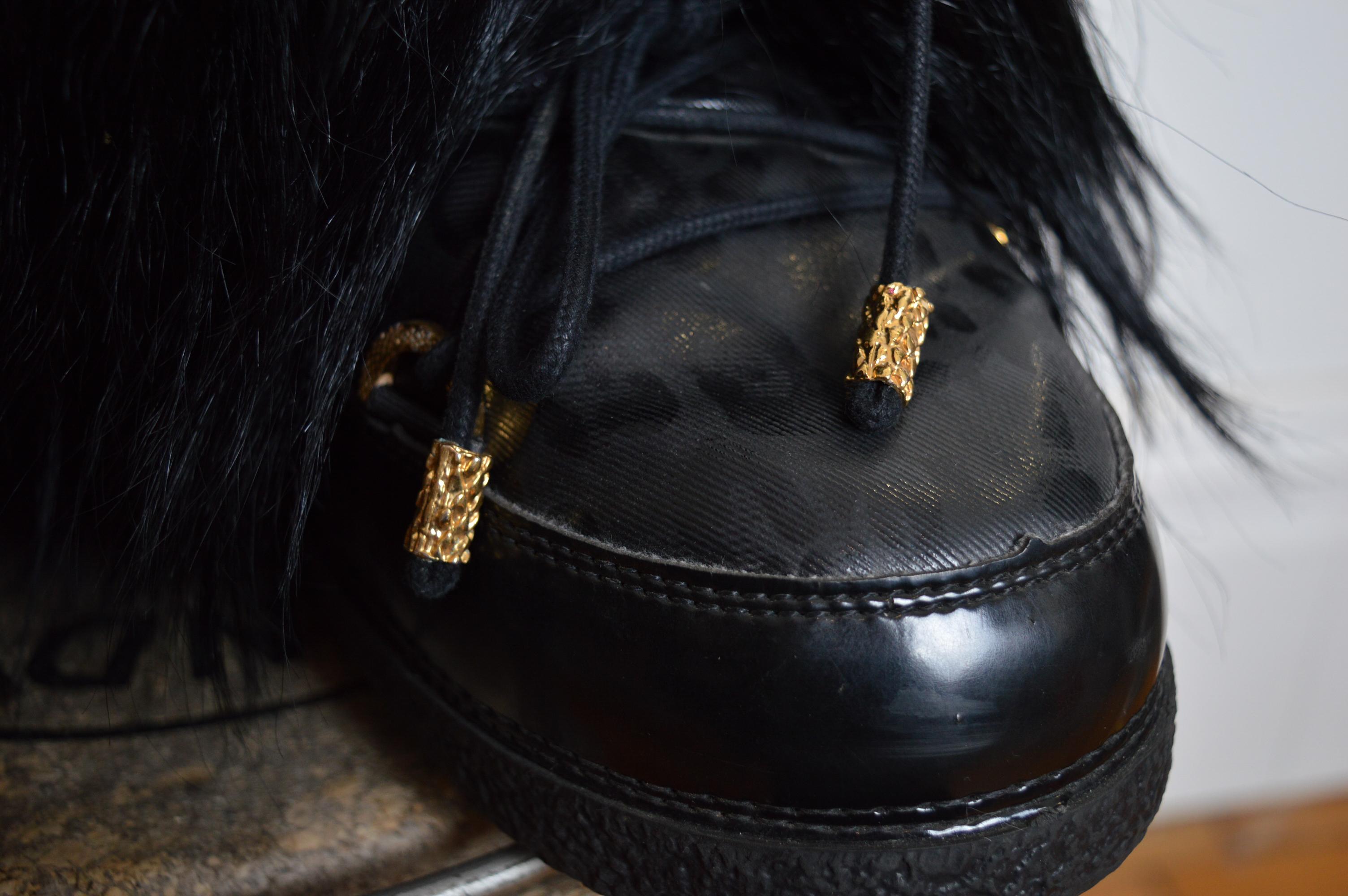 Roberto Cavalli Archival Chaleco de esquí de piel de cabra Kidassia negro y botas de nieve a juego en venta 13