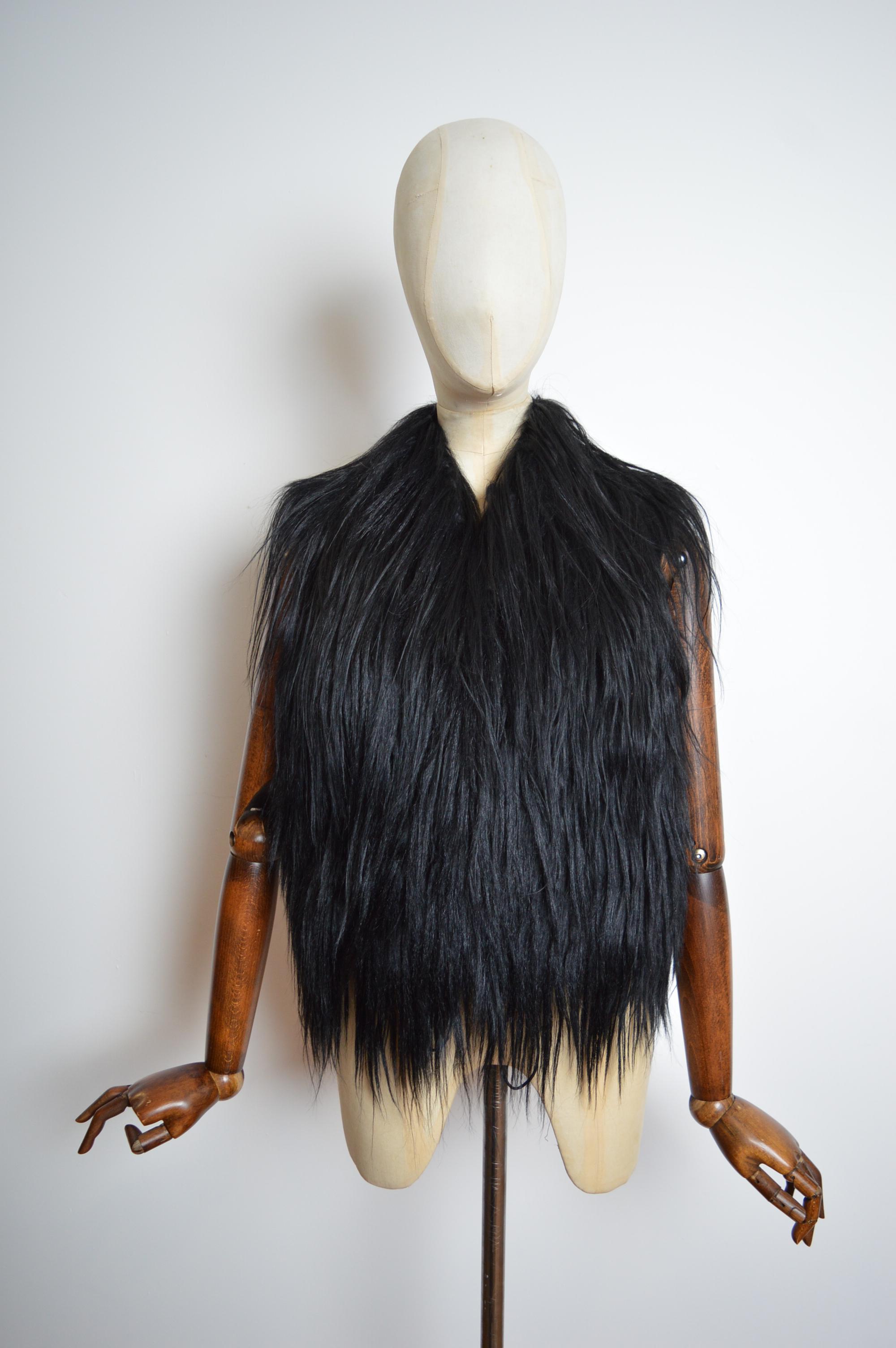 Notable chaleco de piel de Kidassia negro brillante Roberto Cavalli con lujosas botas de nieve forradas de suave piel a juego.
Detalles - La chaqueta tiene un interior ajustable con cordón, bolsillos exteriores en la cadera. Las botas tienen el
