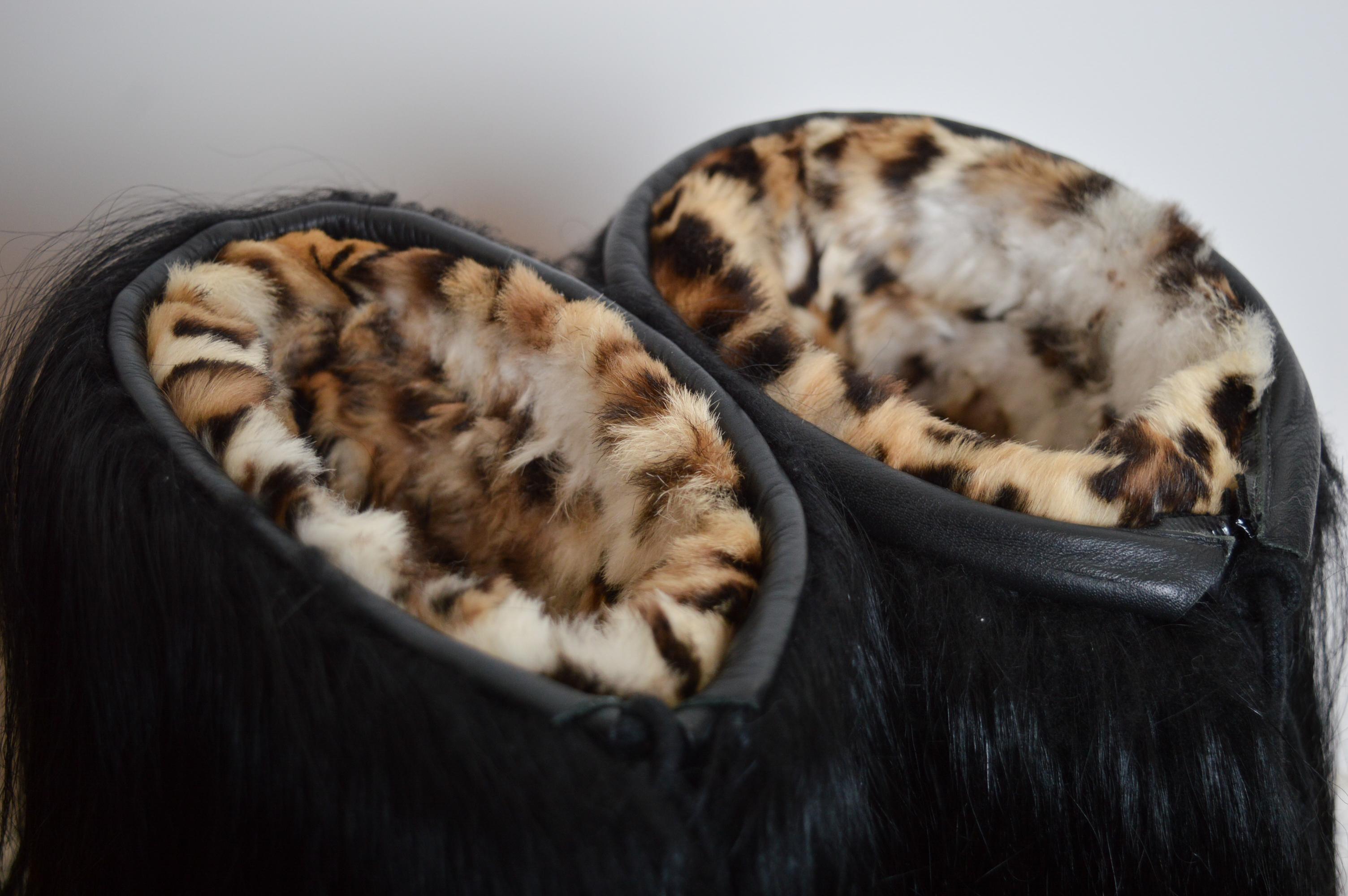 Roberto Cavalli Archival Chaleco de esquí de piel de cabra Kidassia negro y botas de nieve a juego en venta 15