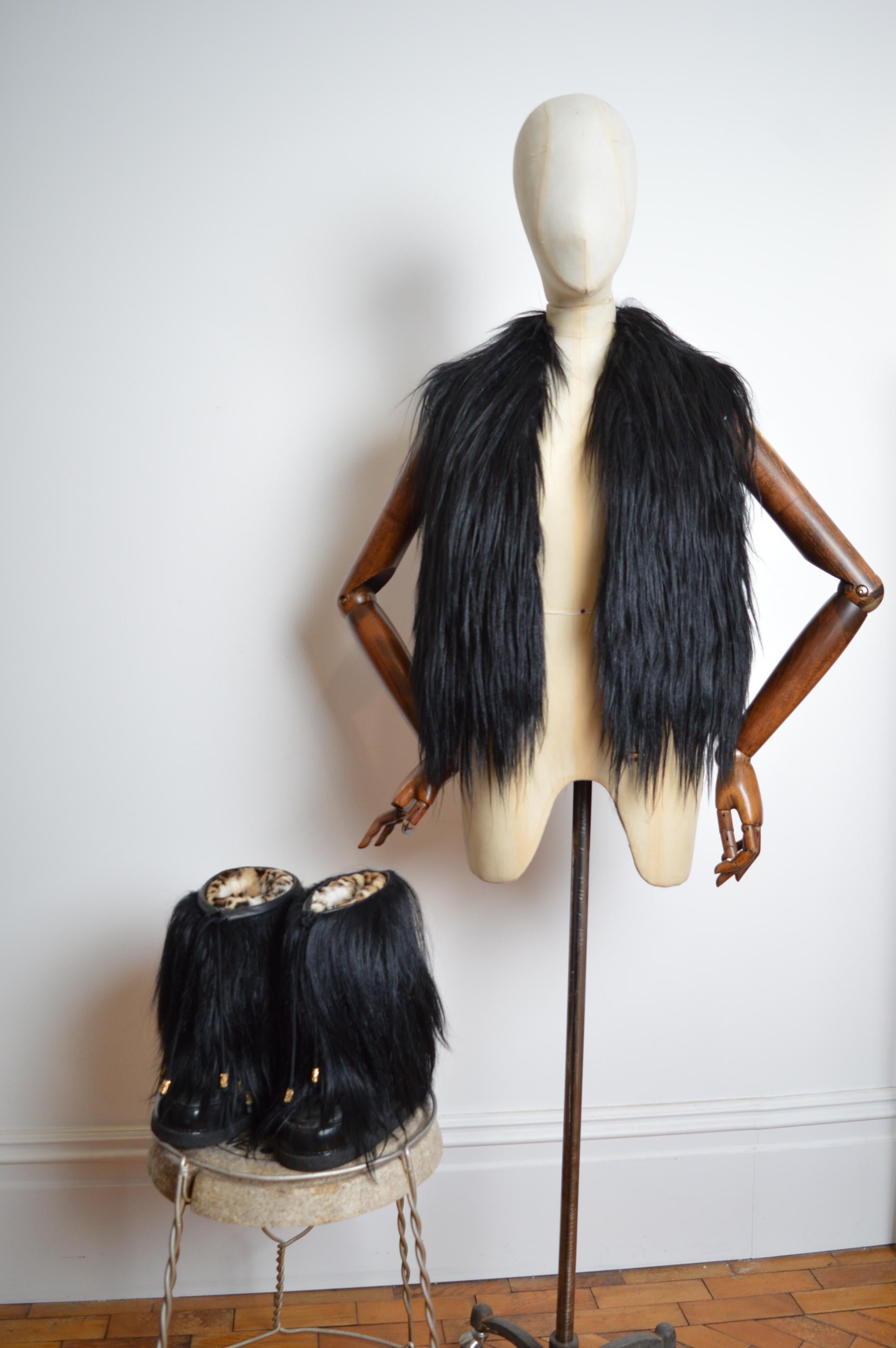 Roberto Cavalli Archival Chaleco de esquí de piel de cabra Kidassia negro y botas de nieve a juego Negro en venta