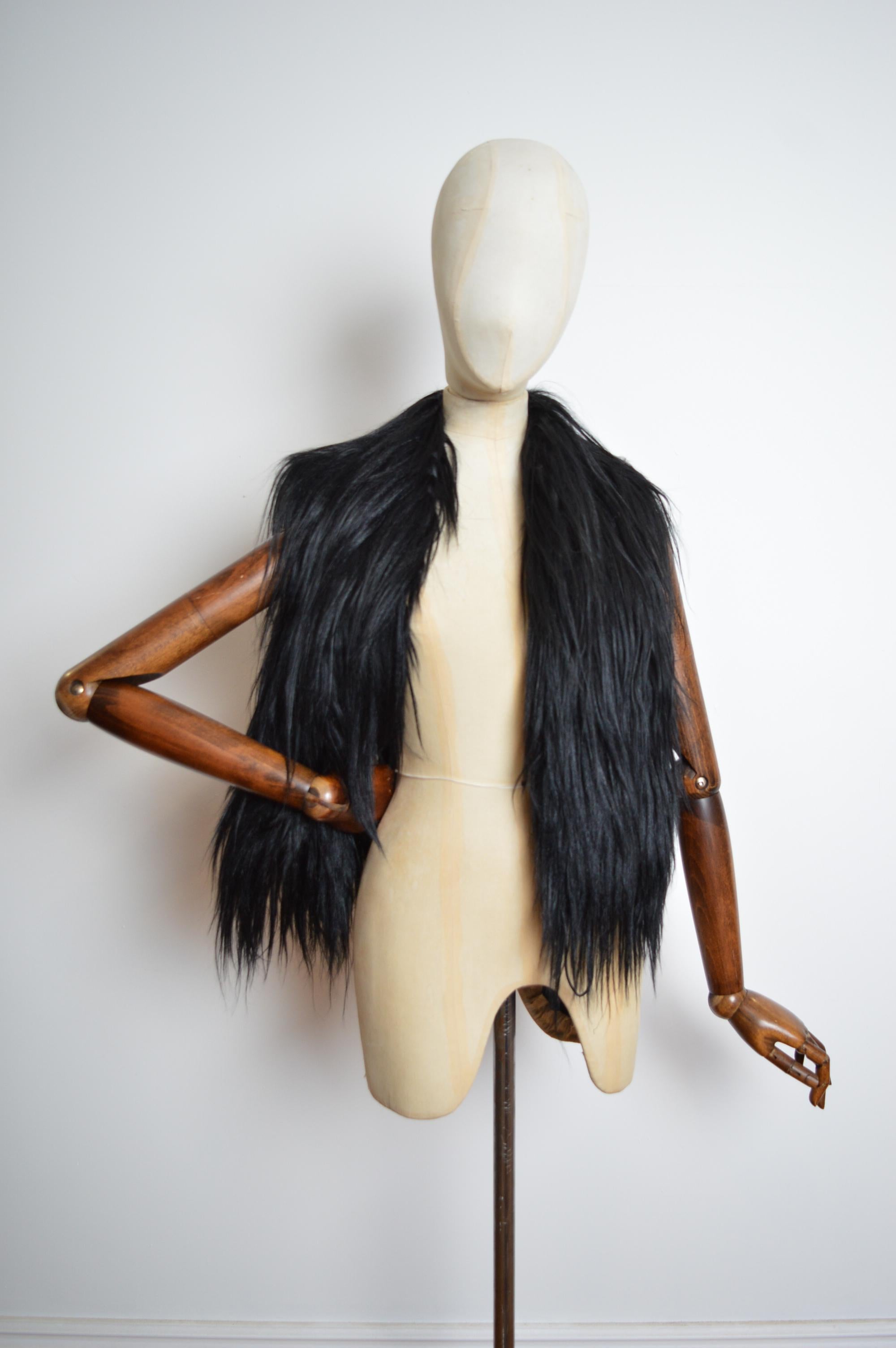 Roberto Cavalli Archival Chaleco de esquí de piel de cabra Kidassia negro y botas de nieve a juego en venta 1