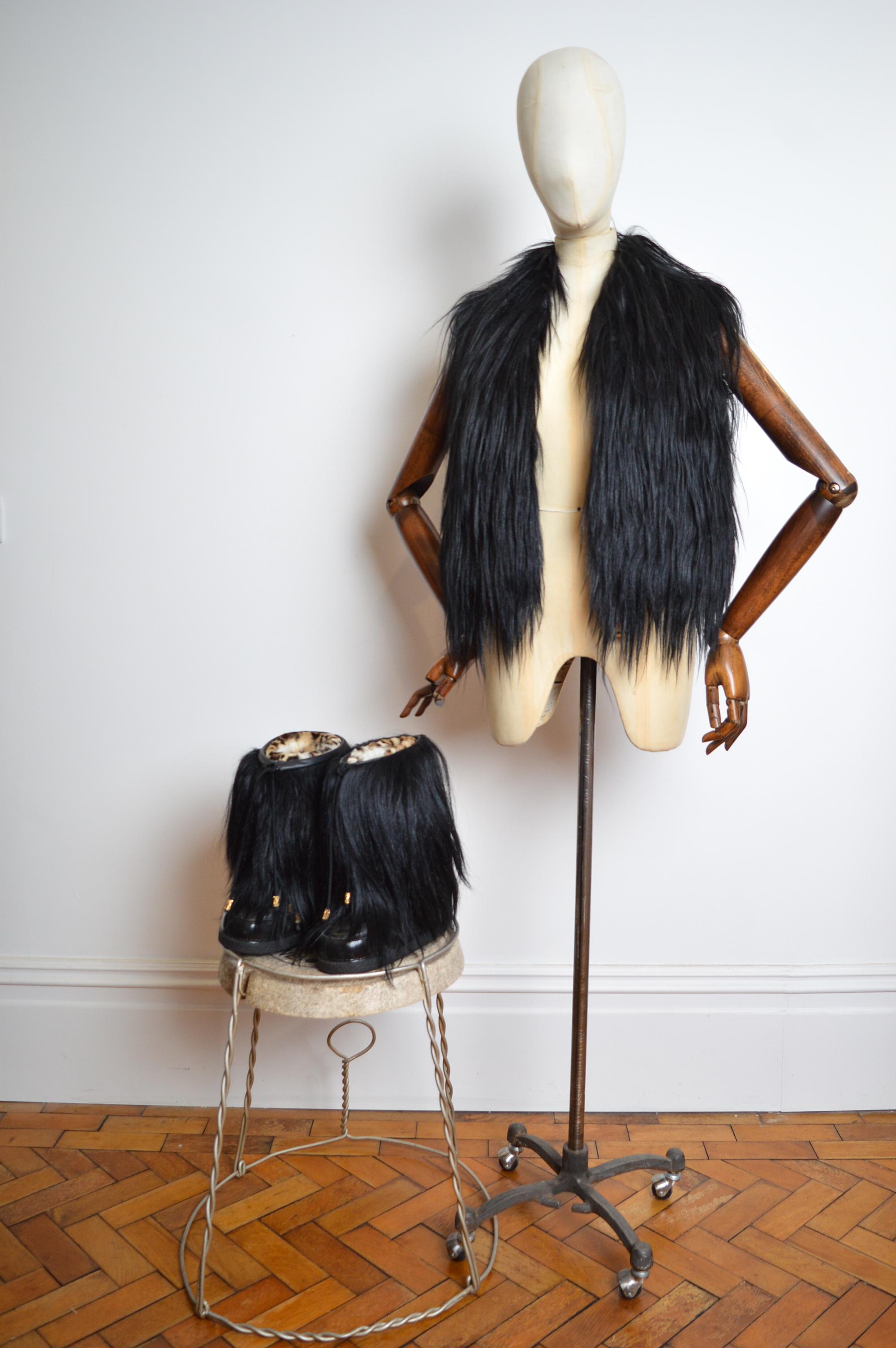Roberto Cavalli Archival Chaleco de esquí de piel de cabra Kidassia negro y botas de nieve a juego en venta 3