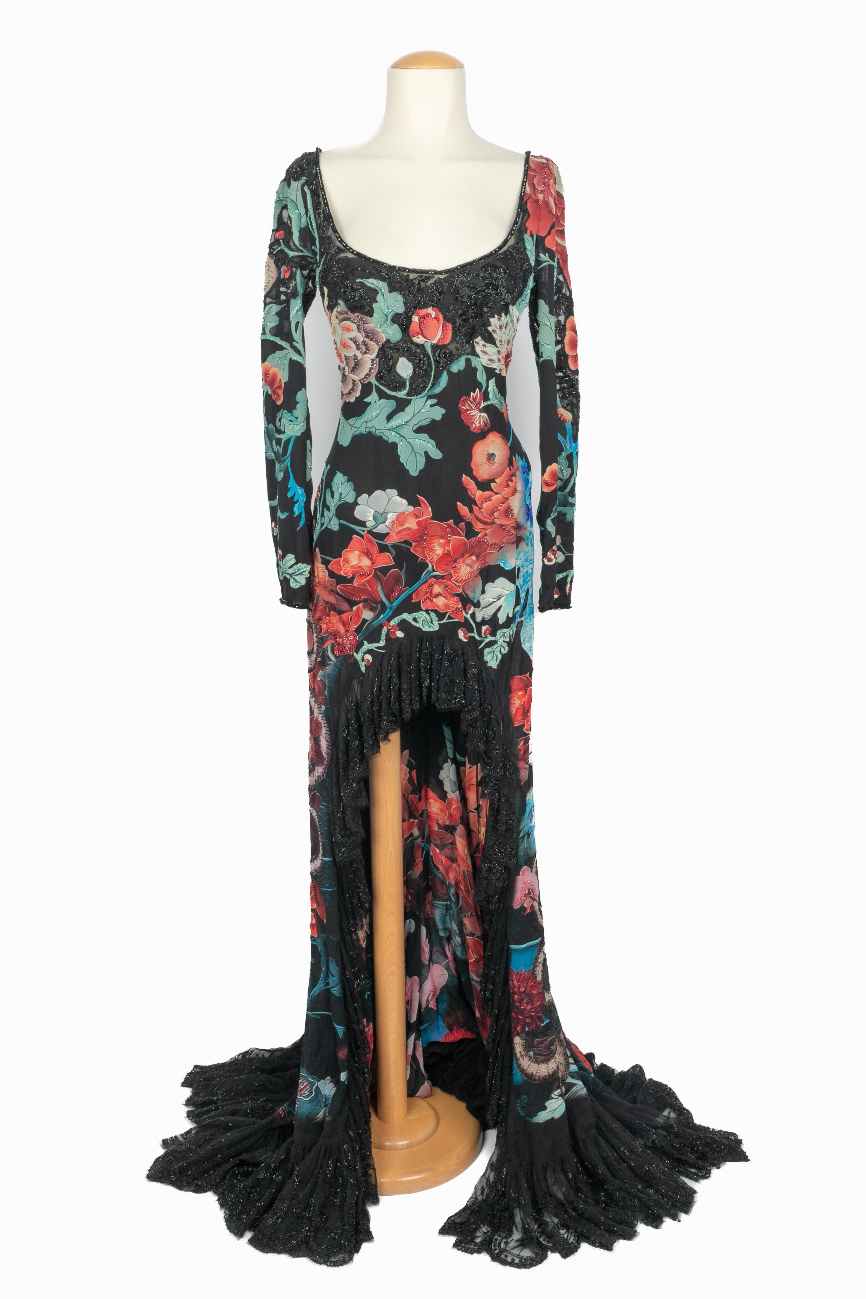 Cavalli - (Fabriqué en Italie) Robe asymétrique en soie noire imprim�ée de fleurs et cousue de perles. IT est livré avec un body intégré. Label de taille manquant, il convient à un 36FR/38FR.

Condit :
Très bon état.

Dimensions :
Poitrine : 35 cm -