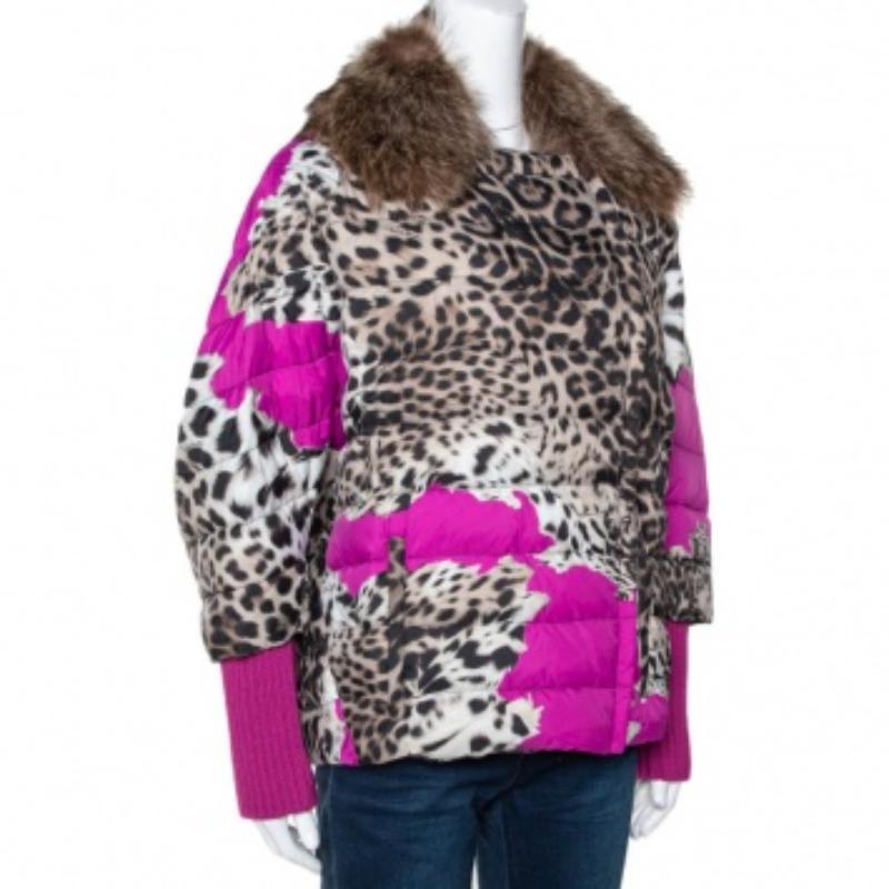 Halten Sie sich warm in dieser ultra-stylischen Jacke von Roberto Cavalli. Die aus hochwertigen Stoffen gefertigte Jacke hat eine fabelhafte Silhouette und passt gut zu Ihren Winterkleidern. Das Modell hat einen beigen Tierprint mit rosa Reflexen,