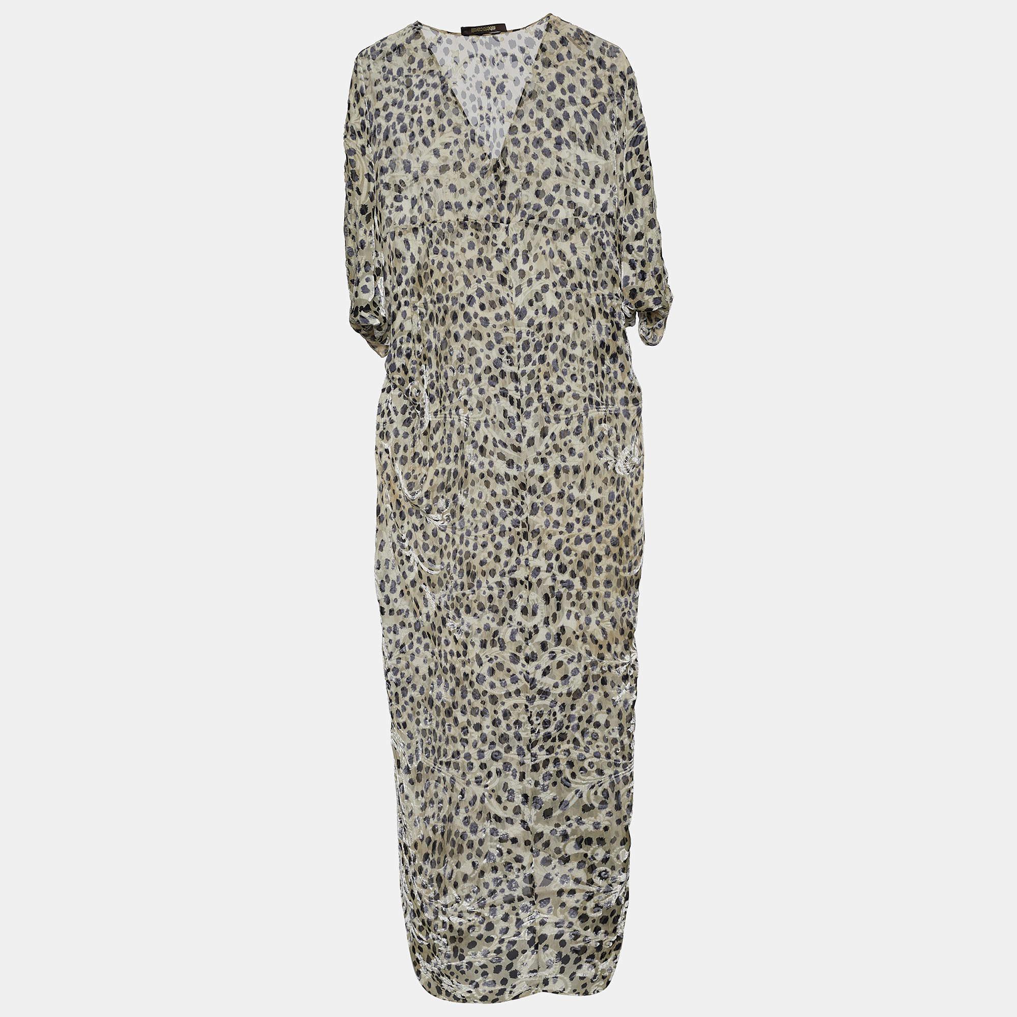 Roberto Cavalli knows best how to make you look stunning with this kaftan maxi dress. It is created using beige animal-printed velour fabric and flaunts a sheer style. Style it with black flats and a tote bag for a summer outing.