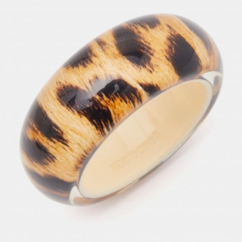 Dieses Armband von Roberto Cavalli schmiegt sich um Ihr Handgelenk und strahlt Schönheit aus - ein guter Kauf. Sie ist aus Harz gefertigt und mit einem Leopardenmuster versehen. Das Armband hat eine glatte Oberfläche und eine moderne Ausstrahlung.
