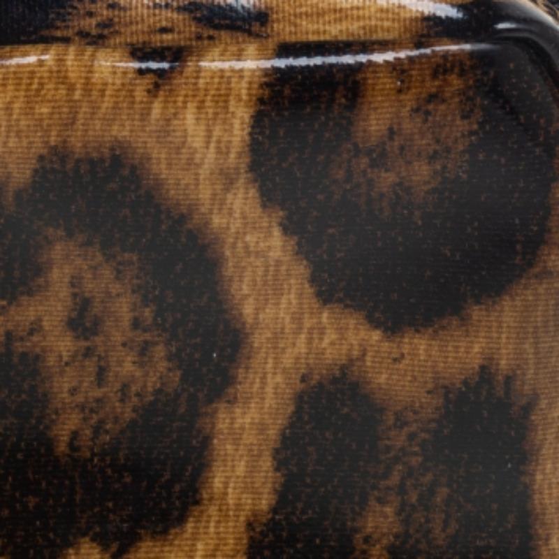 Roberto Cavalli Beige/Brown Leopard Print Patent Leather Cosmetic Pouch In Fair Condition For Sale In Dubai, Al Qouz 2
