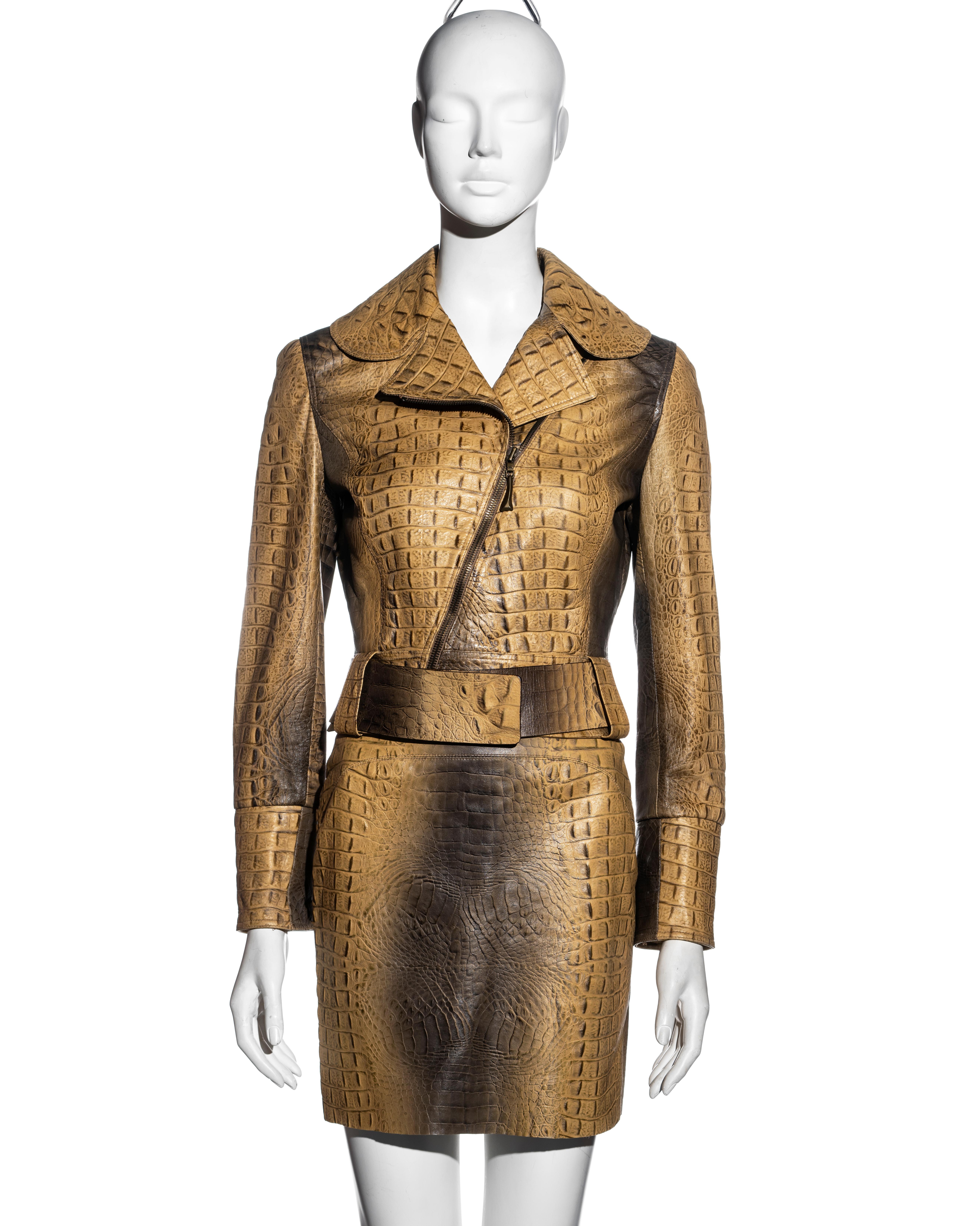 ▪ Roberto Cavalli beige croc-embossed leather 2-piece set 
▪ Fitted leather jacket
▪ High-waisted mini skirt 
▪ Matching wide belt 
▪ Jacket: Small, Skirt: Extra Small
▪ Fall-Winter 2000
▪ 100% Leather