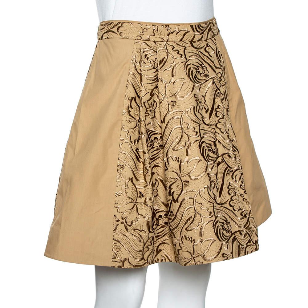 Roberto Cavallis classy designs and silhouettes are evident in this mini skirt. Made from cotton it flaunts a beige hue and a pleated design. The skirt features intricate embroidery on the front and rear side and is complete with zip closure. Style