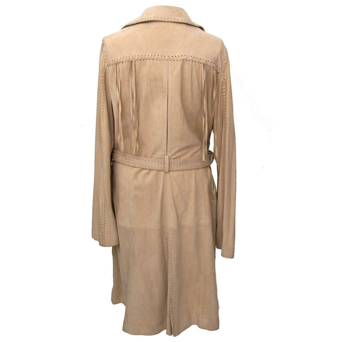 Good preloved condition

EST RET PRICE : € 2100

Roberto Cavalli Beige Fringes Trenchcoat

Achieve the perfect boho-chic look with this Roberto Cavalli fringes trenchcoat.

Its fringes will give your look a playful twist.

The trenchcoat has two big