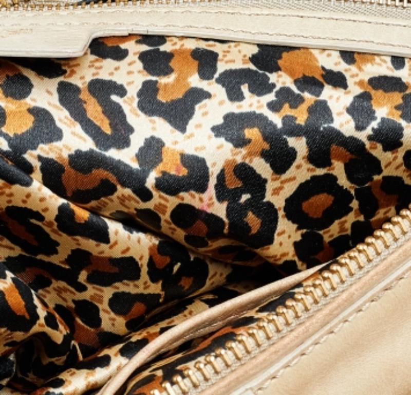Roberto Cavalli Borsa a manico superiore in pelle beige a tasche multiple In condizioni discrete in vendita a Dubai, Al Qouz 2