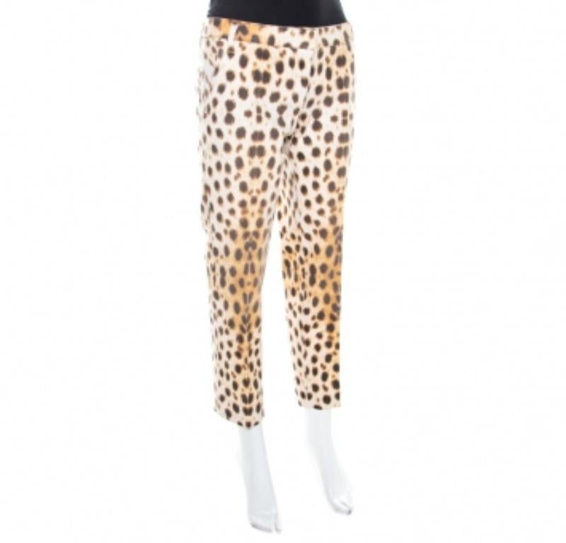 Questo paio di pantaloni di Roberto Cavalli è caratterizzato da una stampa leopardata in tonalità beige. Sarà perfetto se lo abbinerai a una maglietta corta o a un crop top. Questo paio di pantaloni è stretto in fondo ed è finemente lavorato a