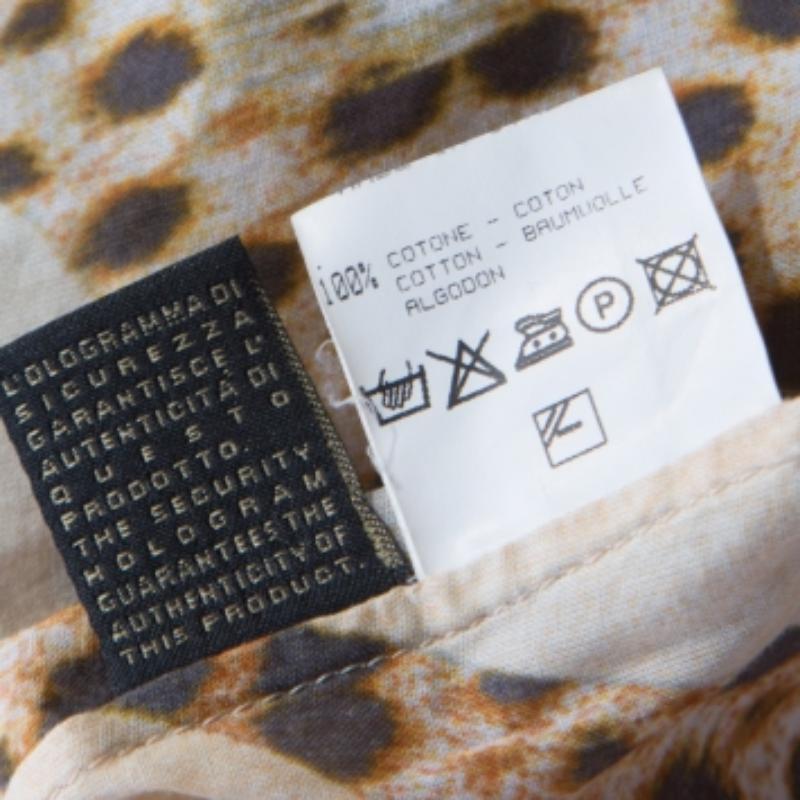 Opta per una blusa di Roberto Cavalli come questa se vuoi un look senza sforzo. Realizzata in cotone, la blusa presenta stampe leopardate, maniche lunghe e una scollatura increspata. Indossalo con jeans o pantaloni e tacchi alti.