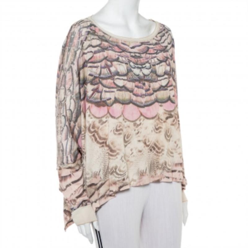 This Roberto Cavalli sweatshirt is crafted using silk and designed with prints all over. It has long sleeves, a wide neckline, and ribbed cuffs.