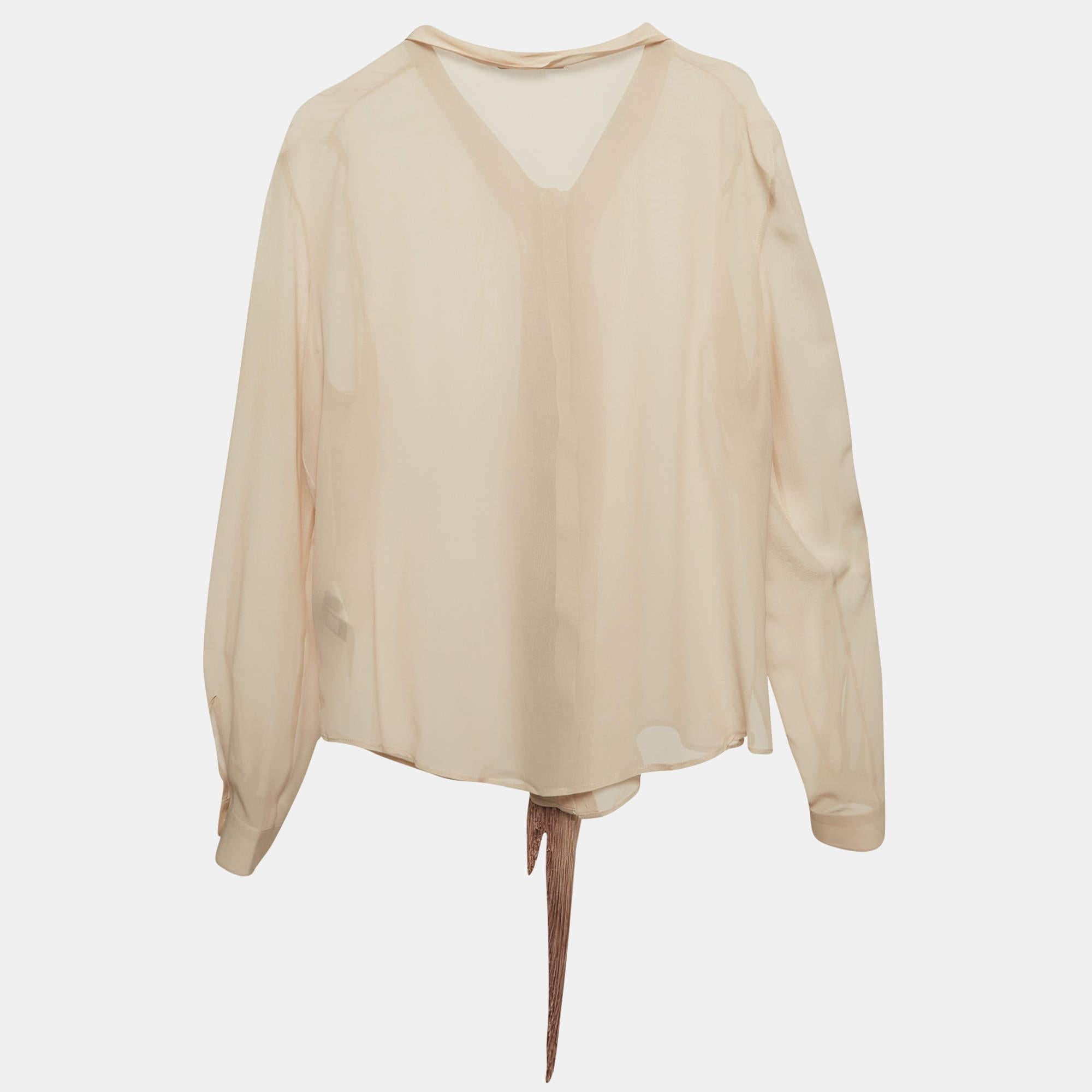 Discover the essence of style and comfort in this Roberto Cavalli shirt. Meticulously designed it harmoniously marries luxury with functionality making it the ultimate choice for a fashionable yet relaxed look.