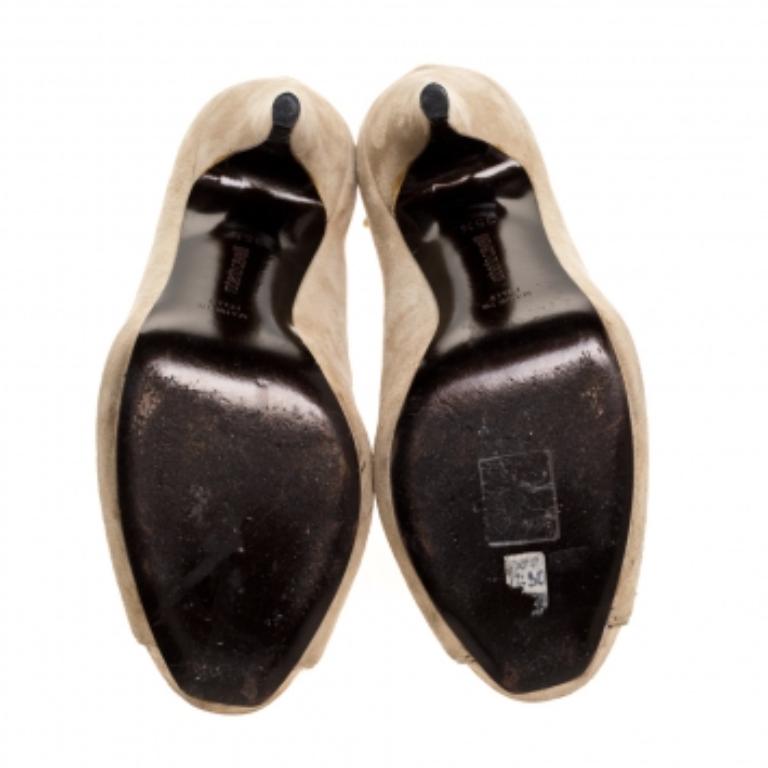Comfort and luxe style are fused into this pair of ankle boots from Roberto Cavalli. Crafted from suede, they carry a stunning exterior styled in a caged pattern. Open toes, rear zippers and a set of 10.5 cm heels complete the boots.